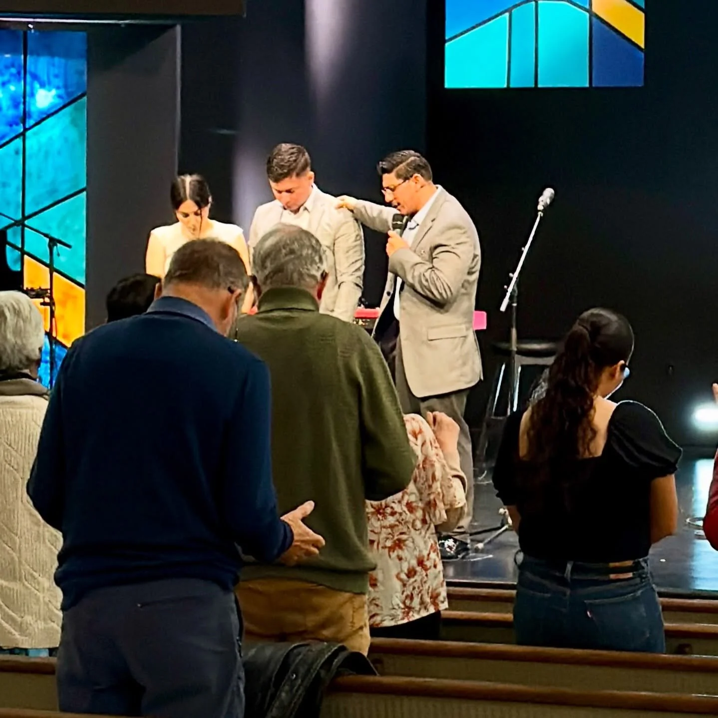 En Febrero 2026 Dios contest&oacute; una de unas oraciones m&aacute;s pedidas. Nos envi&oacute; a Jonathan y a su esposa para liderar la alabanza. Todos los que sirven en el ministerio son una respuesta a cada oraci&oacute;n. Todos son importantes si