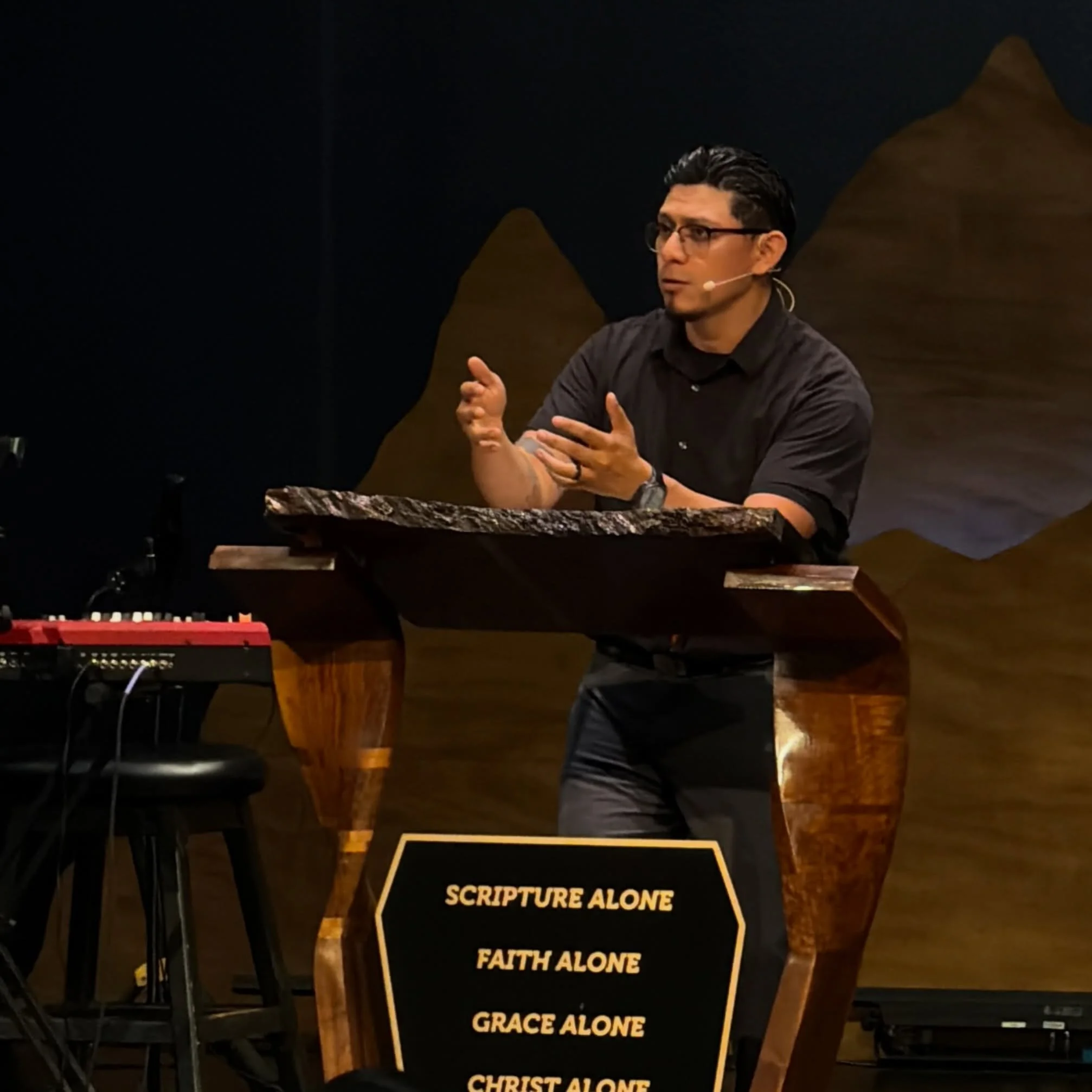 Hoy en Cornerstone Espa&ntilde;ol concluimos cap&iacute;tulos 1-6 del libro de Daniel.

Daniel cap&iacute;tulos 1 al 6 nos cuentan la historia de un joven que se neg&oacute; a comprometer su fe, incluso cuando todo a su alrededor le exig&iacute;a que
