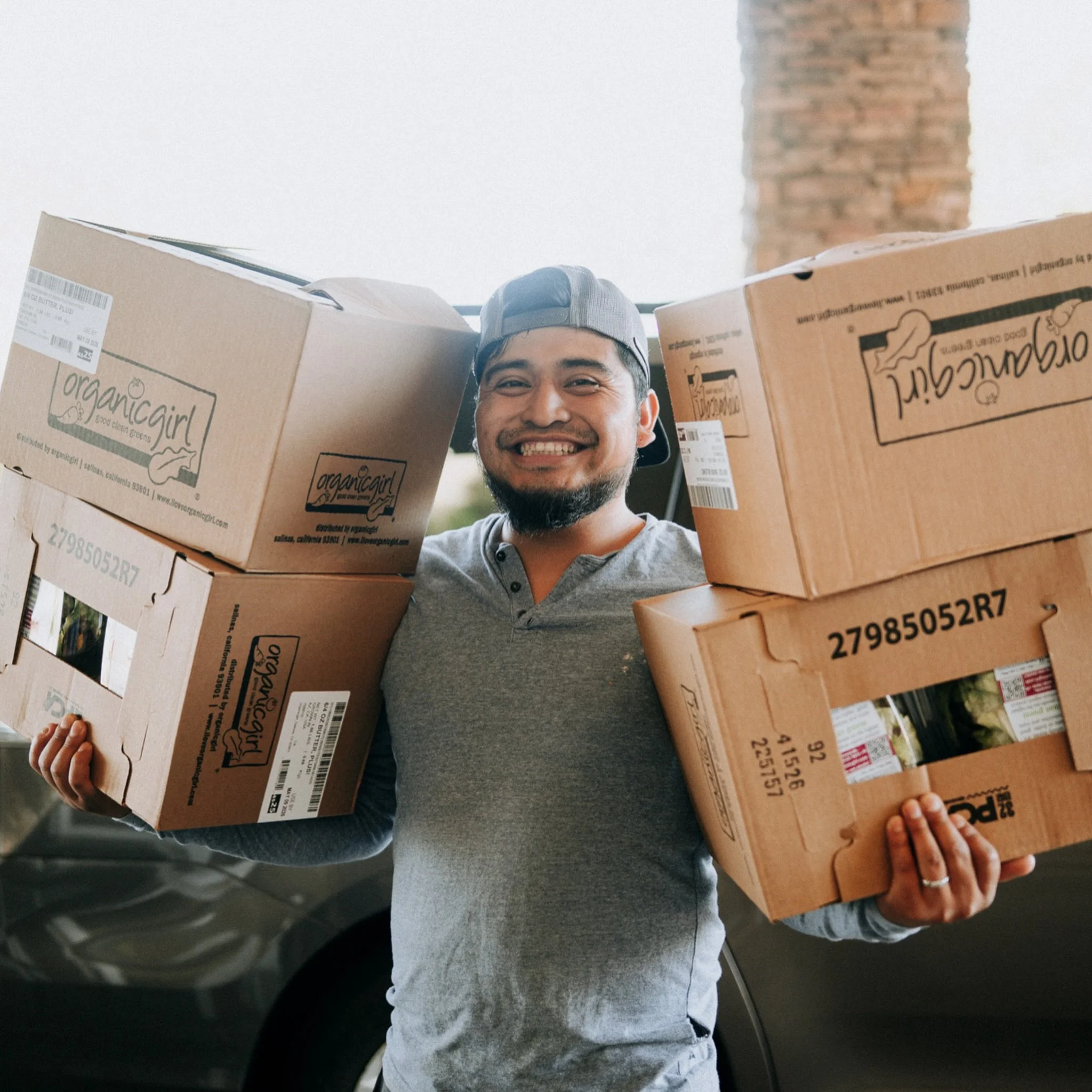 Hoy es el d&iacute;a de distribuci&oacute;n de alimentos. Las puertas abren a las 3:30 PM y nos encantar&iacute;a verte all&iacute;. Ya sea que vengas a recibir o a servir, hay un lugar para ti. 

Los voluntarios son bienvenidos de 1:00 a 6:00 PM. Se