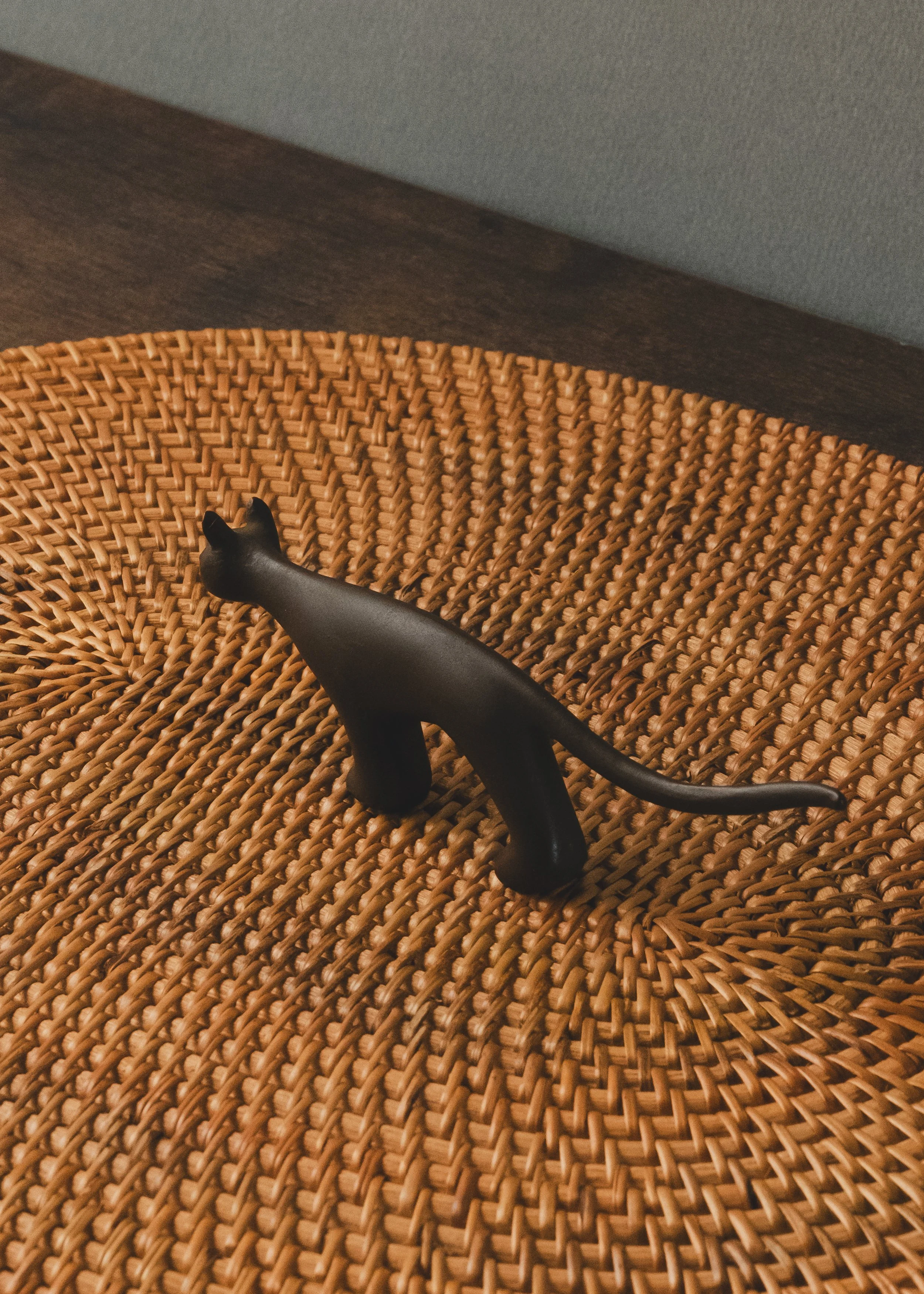 Vintage Nambu Tekki cast iron cat sculpture with minimalist silhouette. Mid-century Japanese metalwork design (c. 1965) for Japandi shelf decor.