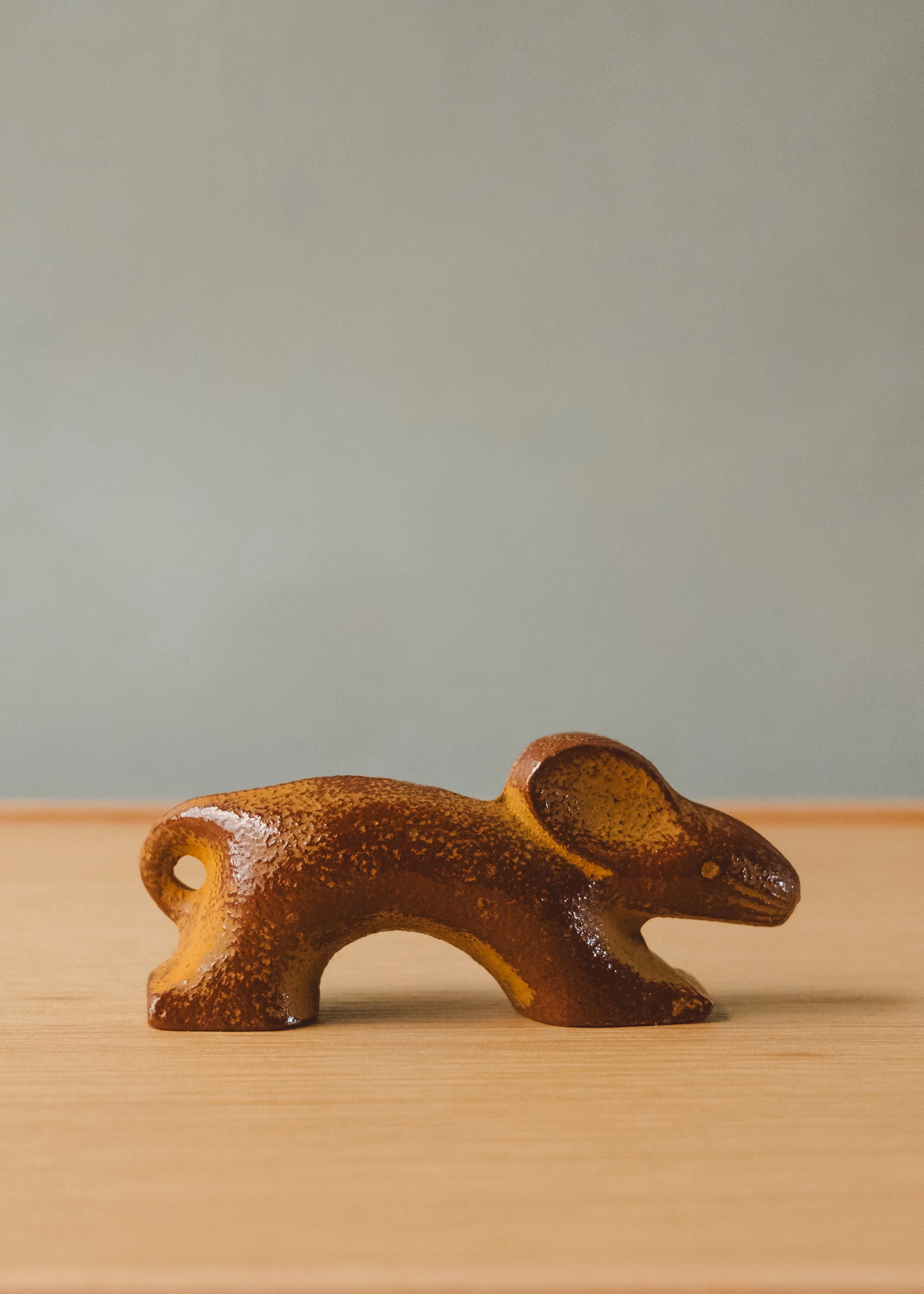 Side profile of a vintage Japanese Nambu ironware rat sculpture. Bridging ancient folklore and Showa-era modernist design aesthetics.