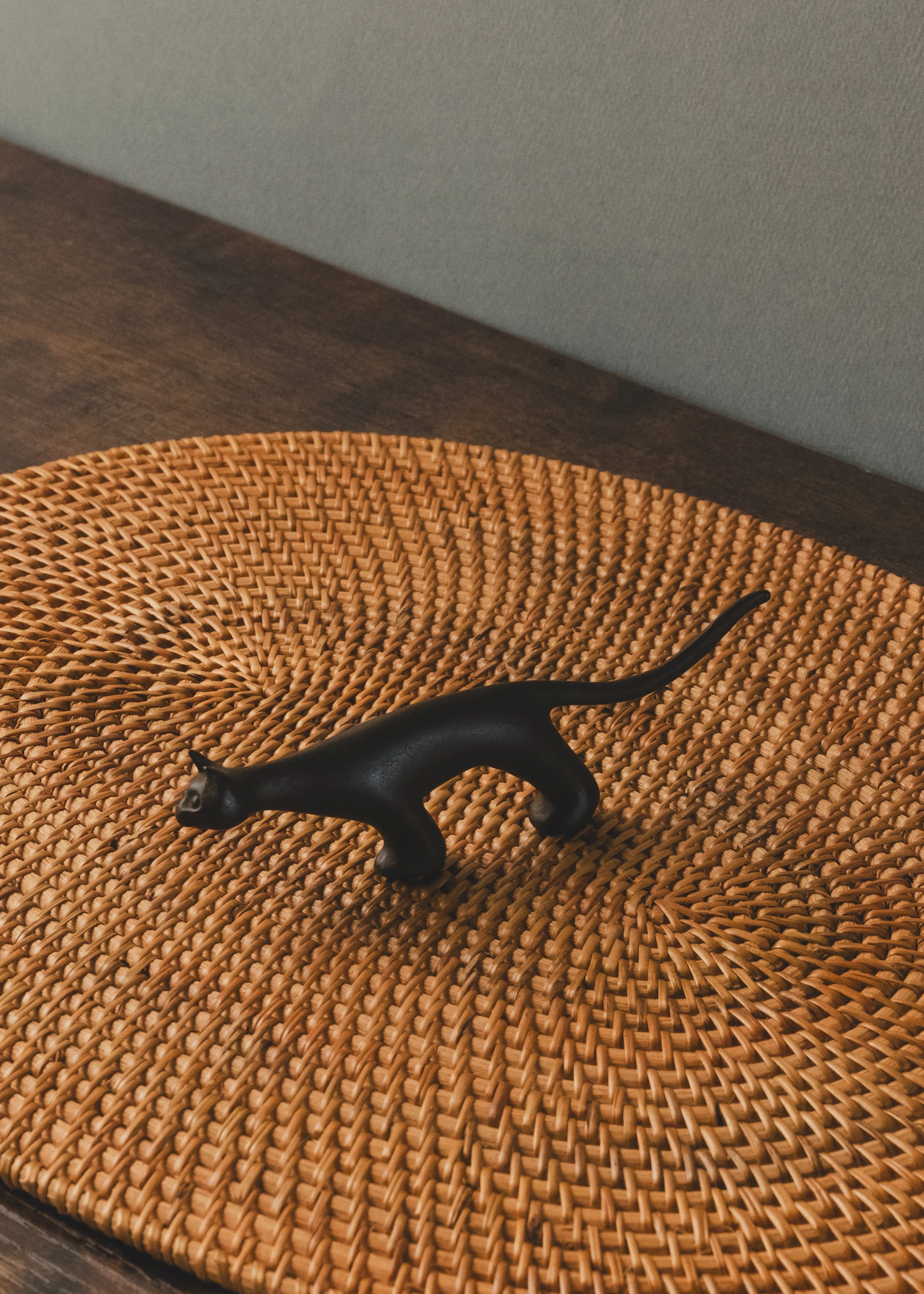 Vintage Nambu Tekki cast iron cat sculpture with minimalist silhouette. Mid-century Japanese metalwork design (c. 1965) for Japandi shelf decor.