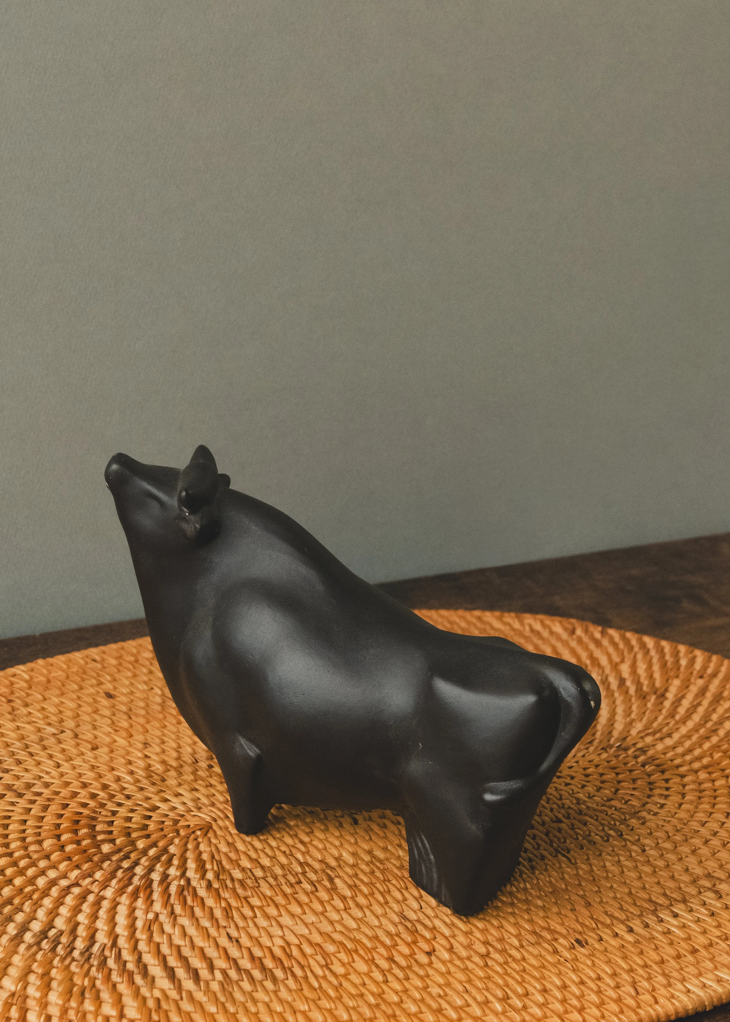 Minimalist Japanese black pottery bull sculpture, 1968. A matte-finish, handcrafted desk sentinel for the modern workspace. High-density clay artifact from Northern Japan.