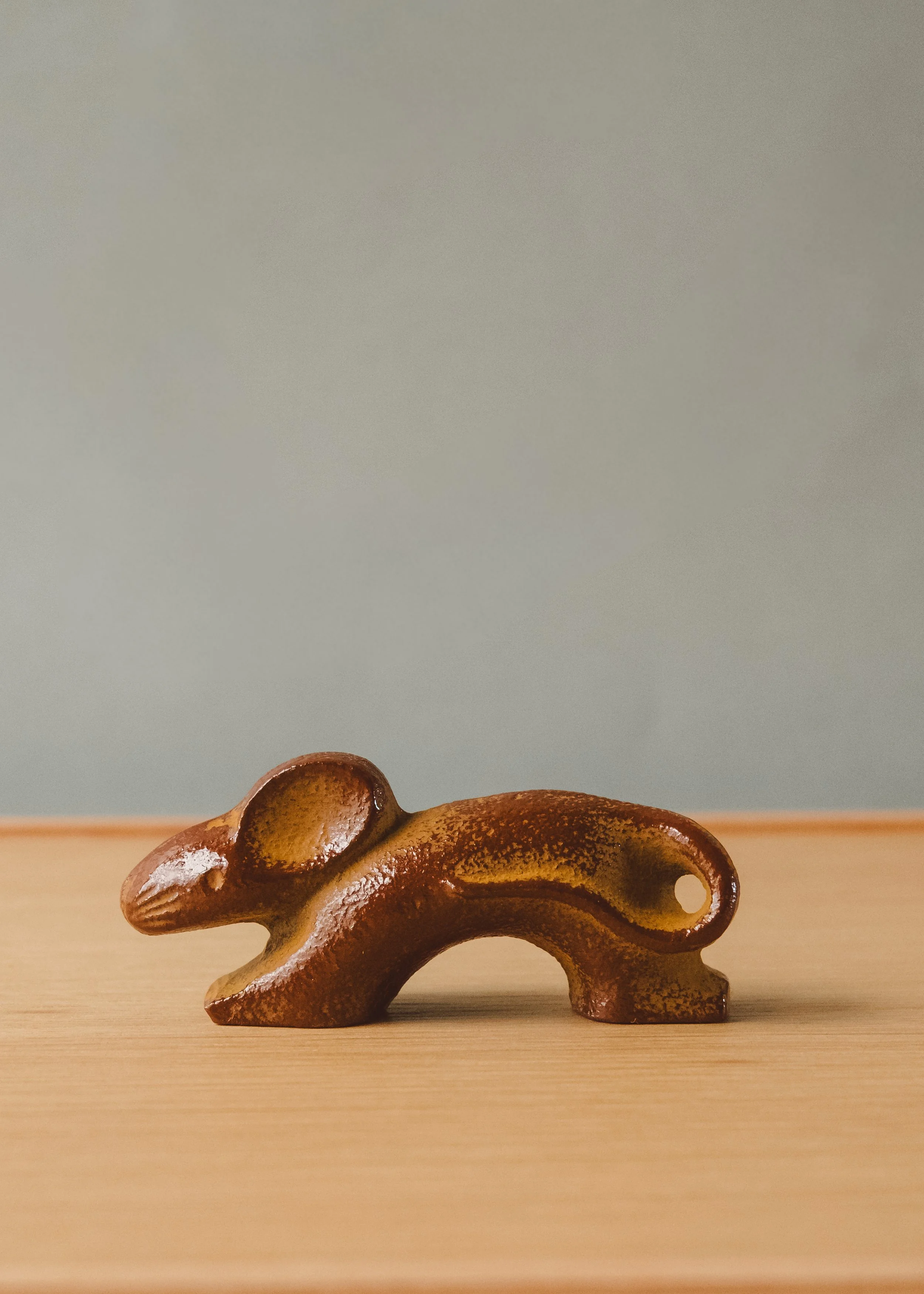 Side profile of a vintage Japanese Nambu ironware rat sculpture. Bridging ancient folklore and Showa-era modernist design aesthetics.
