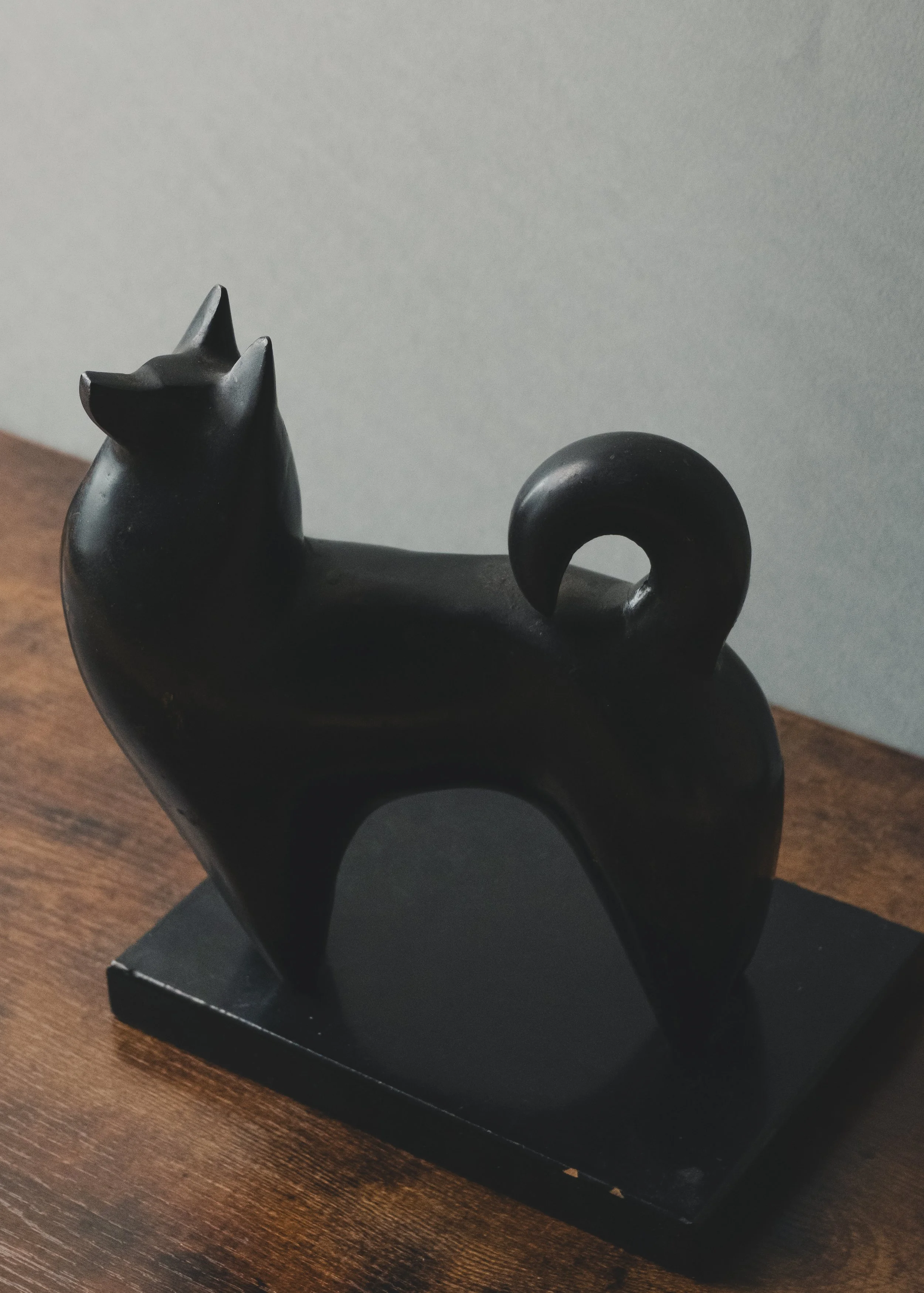 Close-up of the rough 'Ihada' (cast skin) texture and hand-applied Urushi lacquer on a solid iron Japanese guardian dog from the Mid-Showa era.