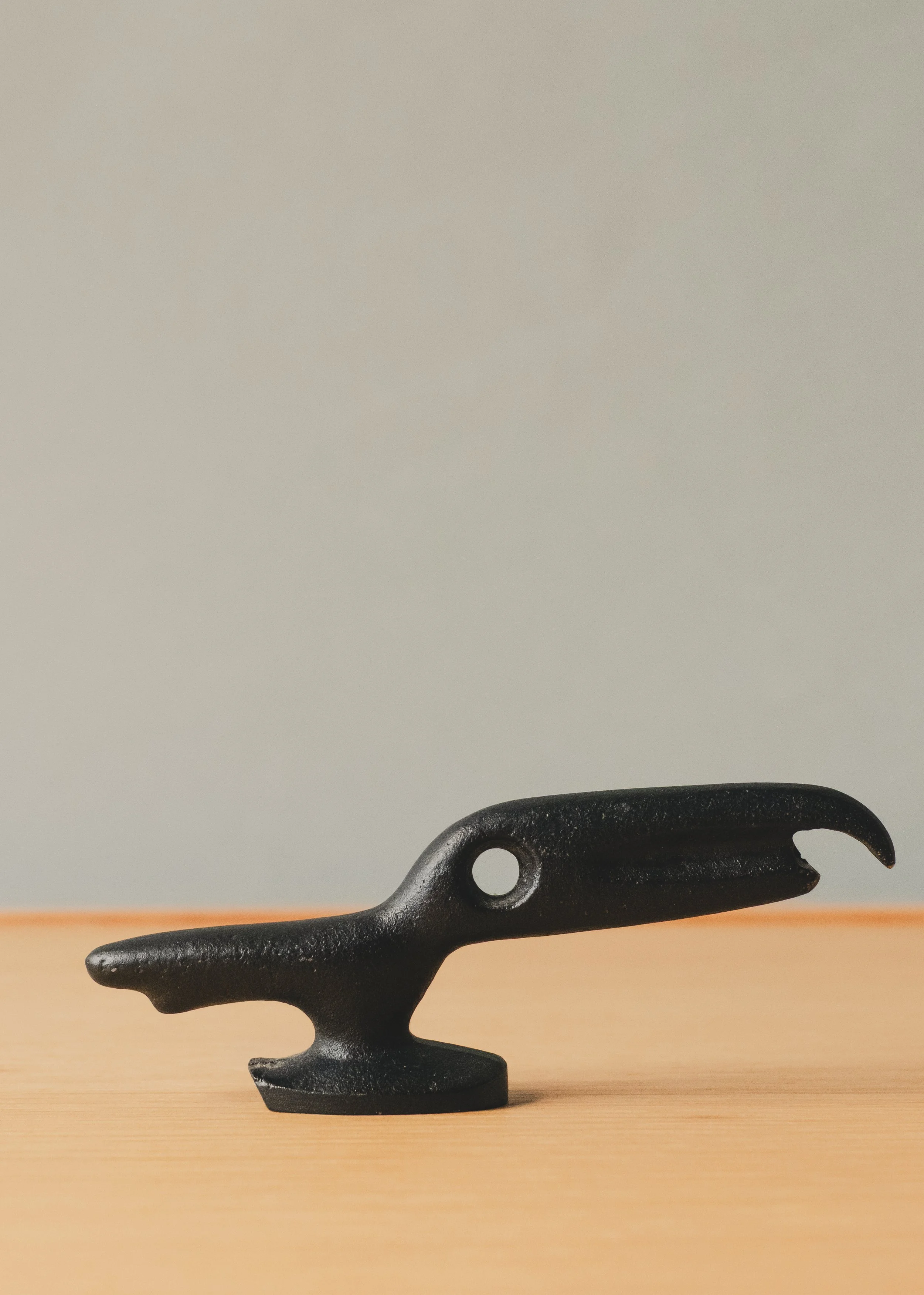 Side profile of the FERROUS RAVEN (Low-profile version). An anonymous mid-century mastercraft piece illustrating the functional beauty of Japanese folk art heritage.