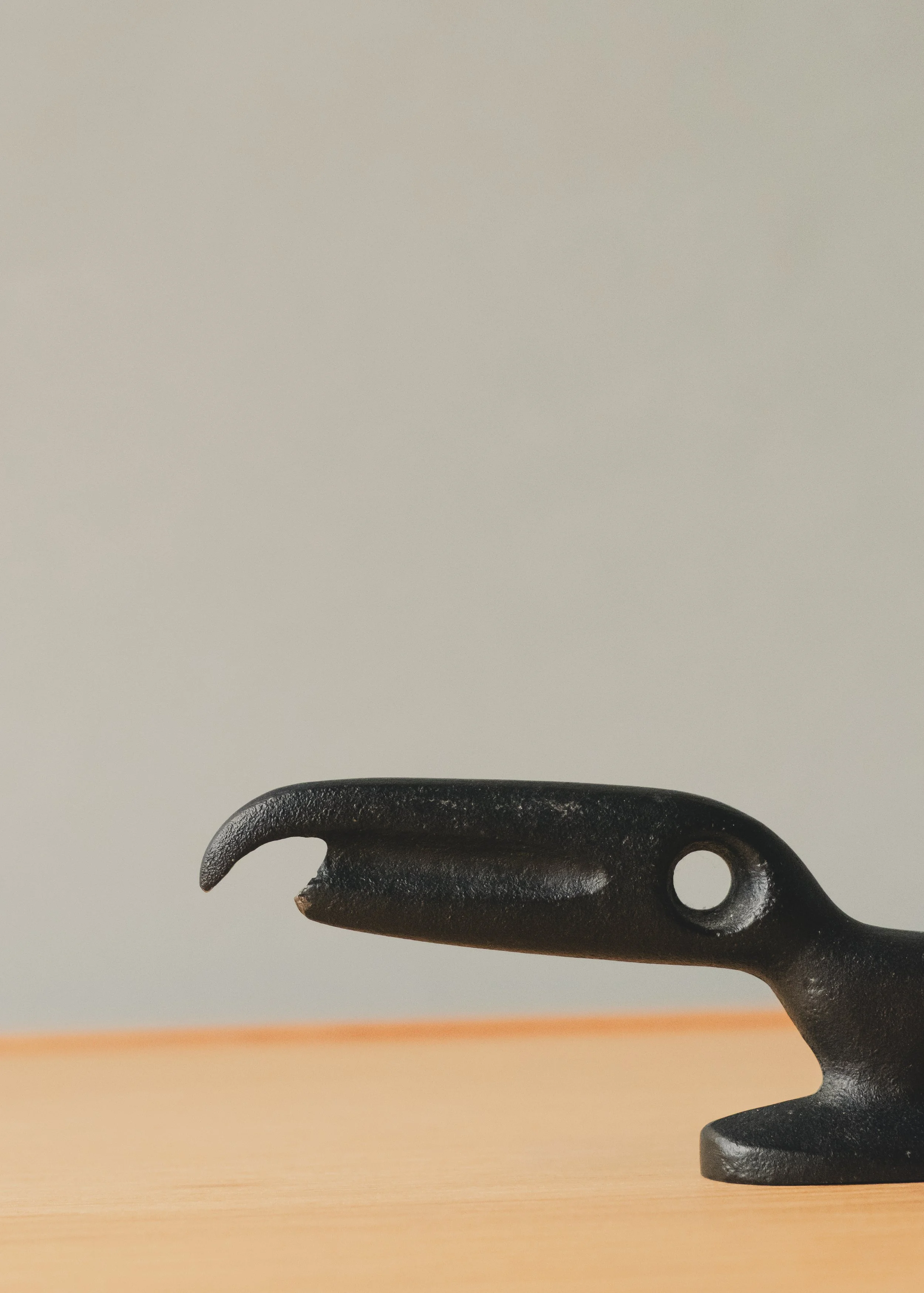 Side profile of the FERROUS RAVEN (Low-profile version). An anonymous mid-century mastercraft piece illustrating the functional beauty of Japanese folk art heritage.