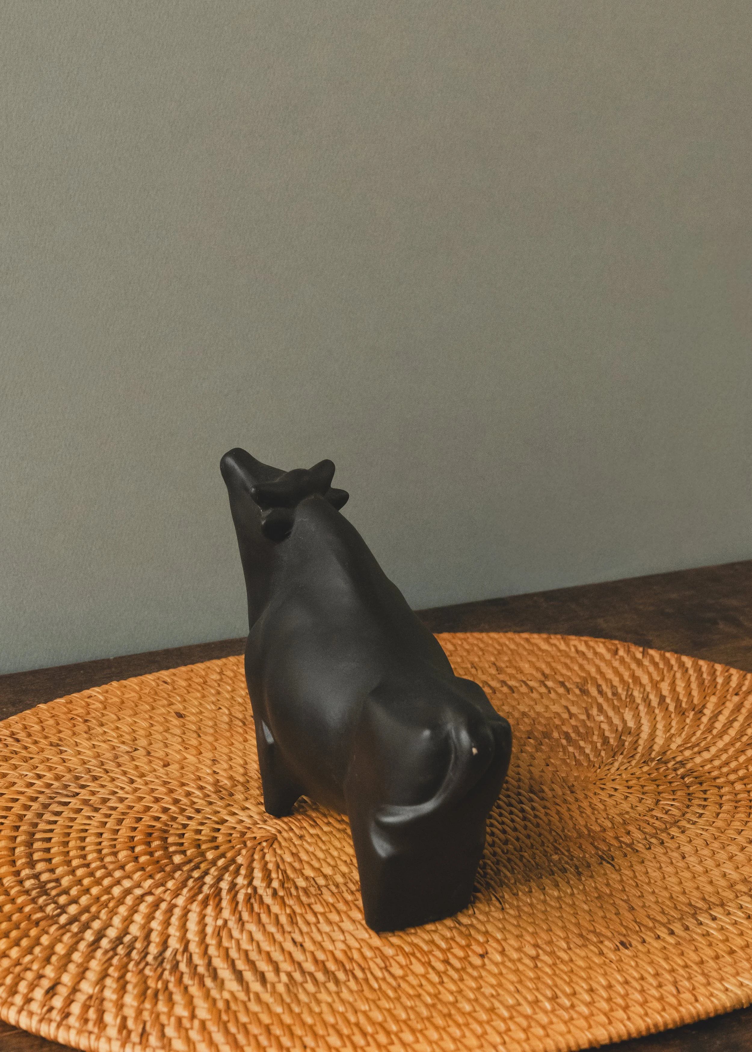 Minimalist Japanese black pottery bull sculpture, 1968. A matte-finish, handcrafted desk sentinel for the modern workspace. High-density clay artifact from Northern Japan.