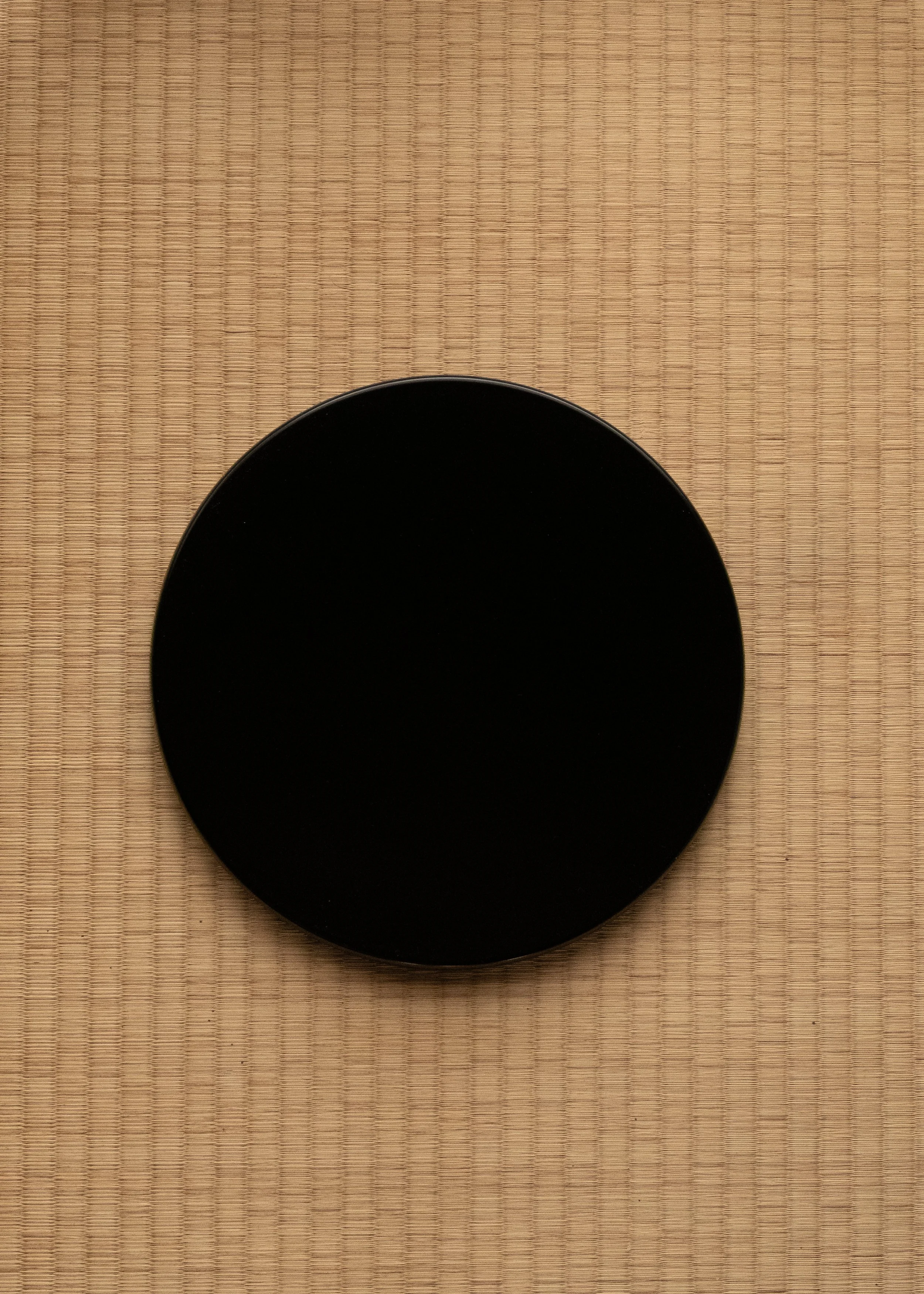Overhead view of the LACQUER CIRCUIT 1970 serving tray. A perfect circular specimen of traditional Japanese lacquer craft on a minimalist tatami mat background.