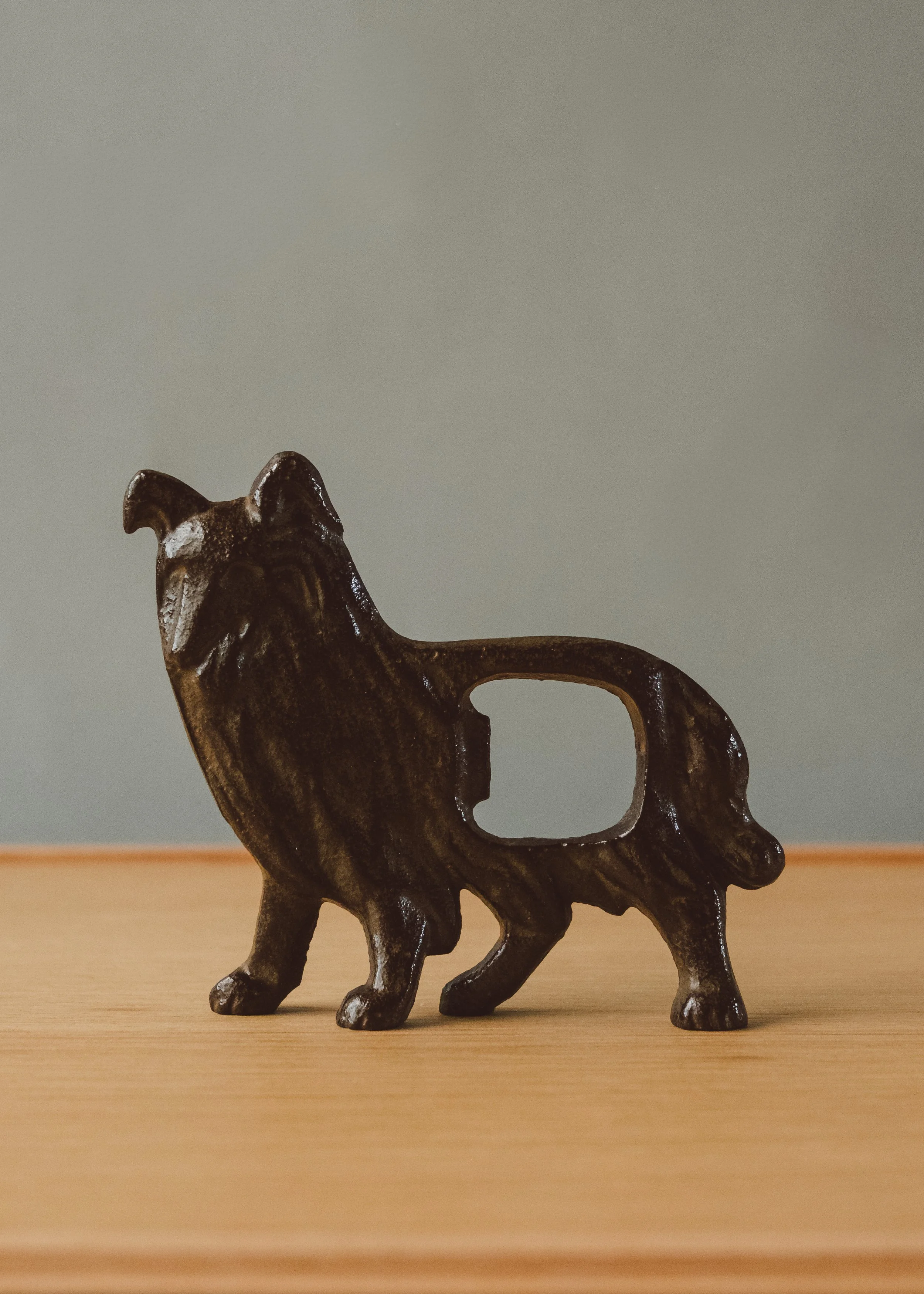 Nambu Tekki iron collie dog sculpture from 1968. A mid-century modern Japanese cast iron figurine, merging Showa-era design with industrial craft heritage.