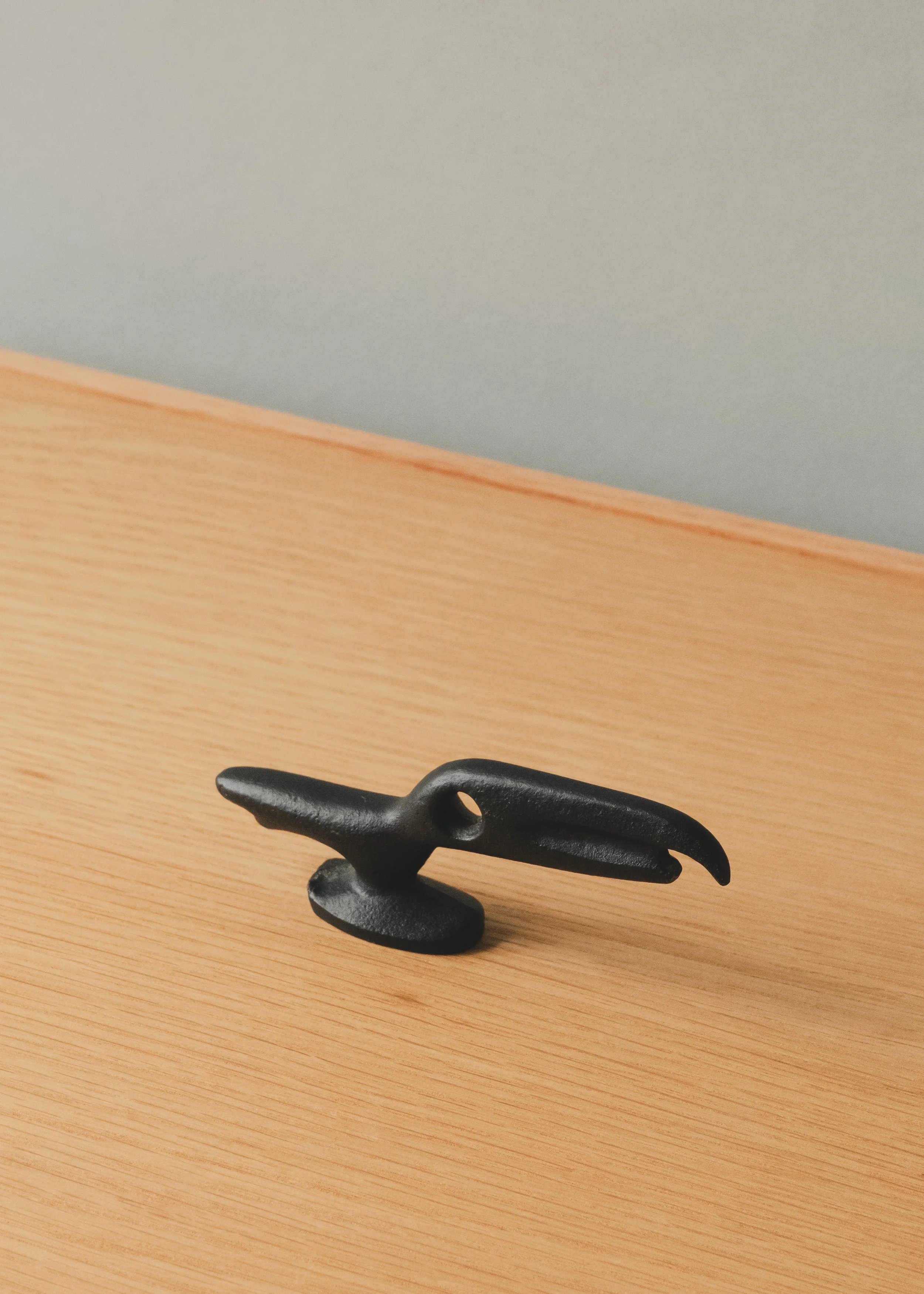 Side profile of the FERROUS RAVEN (Low-profile version). An anonymous mid-century mastercraft piece illustrating the functional beauty of Japanese folk art heritage.