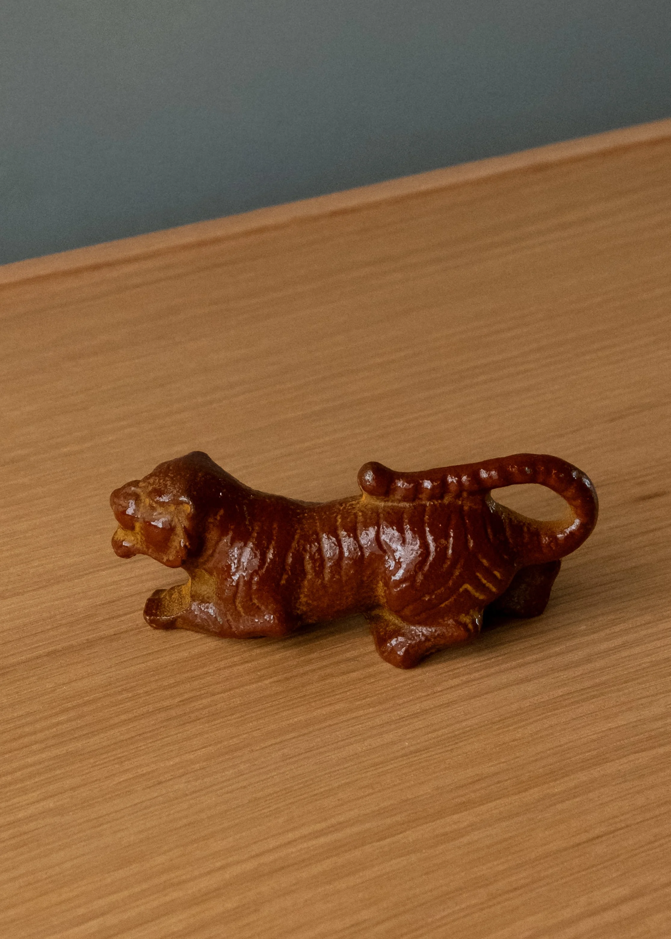 Mid-century Japanese cast iron tiger bunchin (paperweight). High-density artifact forged in 1,500°C silence, symbolizing Saichi or intellectual wit. Authentic 1974 specimen.