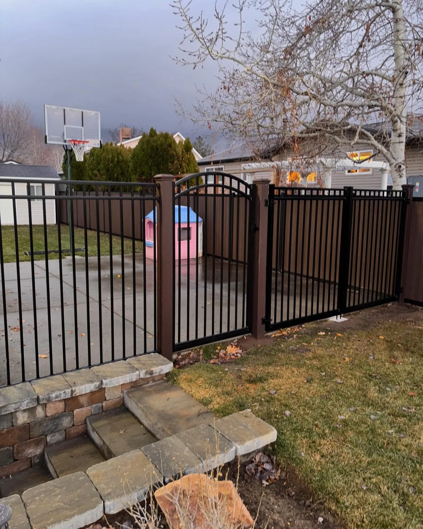FRONTLINE SECURED🔒
@trexfencing @alumiguard
Don&rsquo;t let your fence take away from the safety and value of your home. Small upgrades -> Massive Improvements! Call us today (949) 379-0906 

#UtahFencing #UtahFence #UtahContractor #UtahHomes #Ut