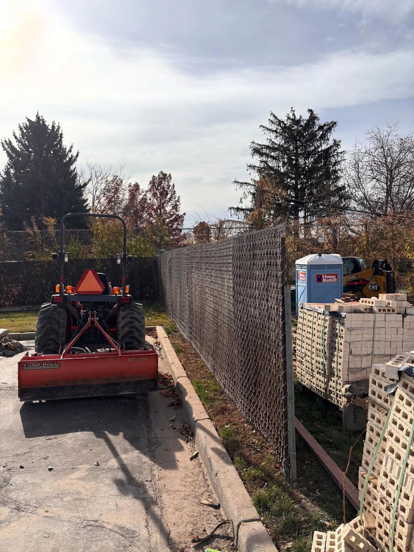TEMP FENCE 🚧🚧
Why rent when you can reuse? 🙌 We helped this great client save big by turning their old trashed fence into a temporary one &mdash; no new material, no rental, just smart recycling and solid results! ♻️💰#slcutah #fenceinstallation #
