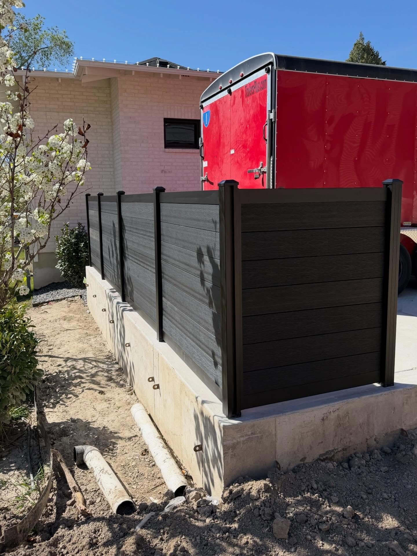 Nice little build from this last week. Stoked about this new Quantum fence. Grac&iacute;as @fence.and.deck.supply.slc 

#fenceinstallation #slccontractor #trex #trexfence #privacyfence