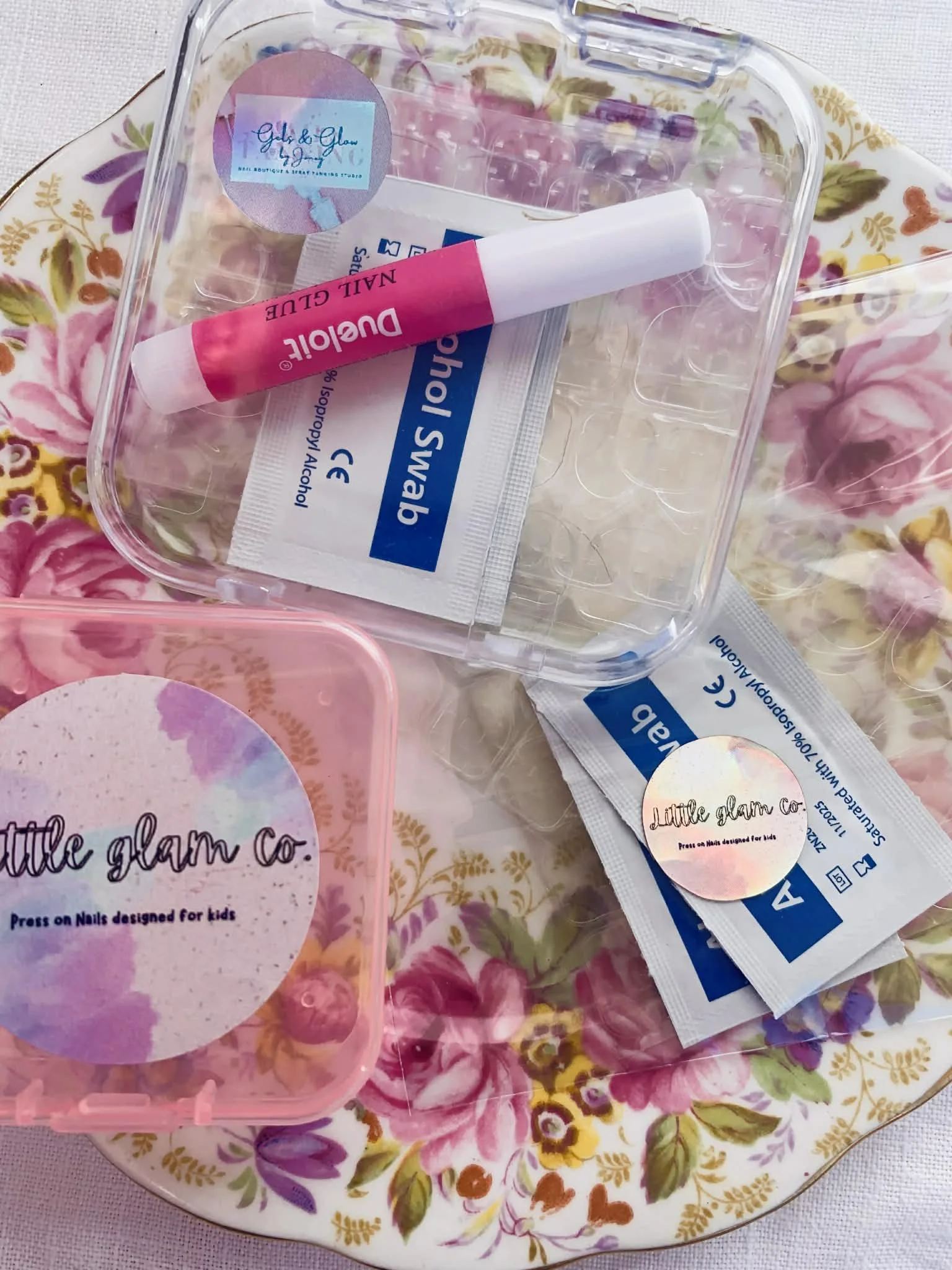 Press on nail attachment kits 