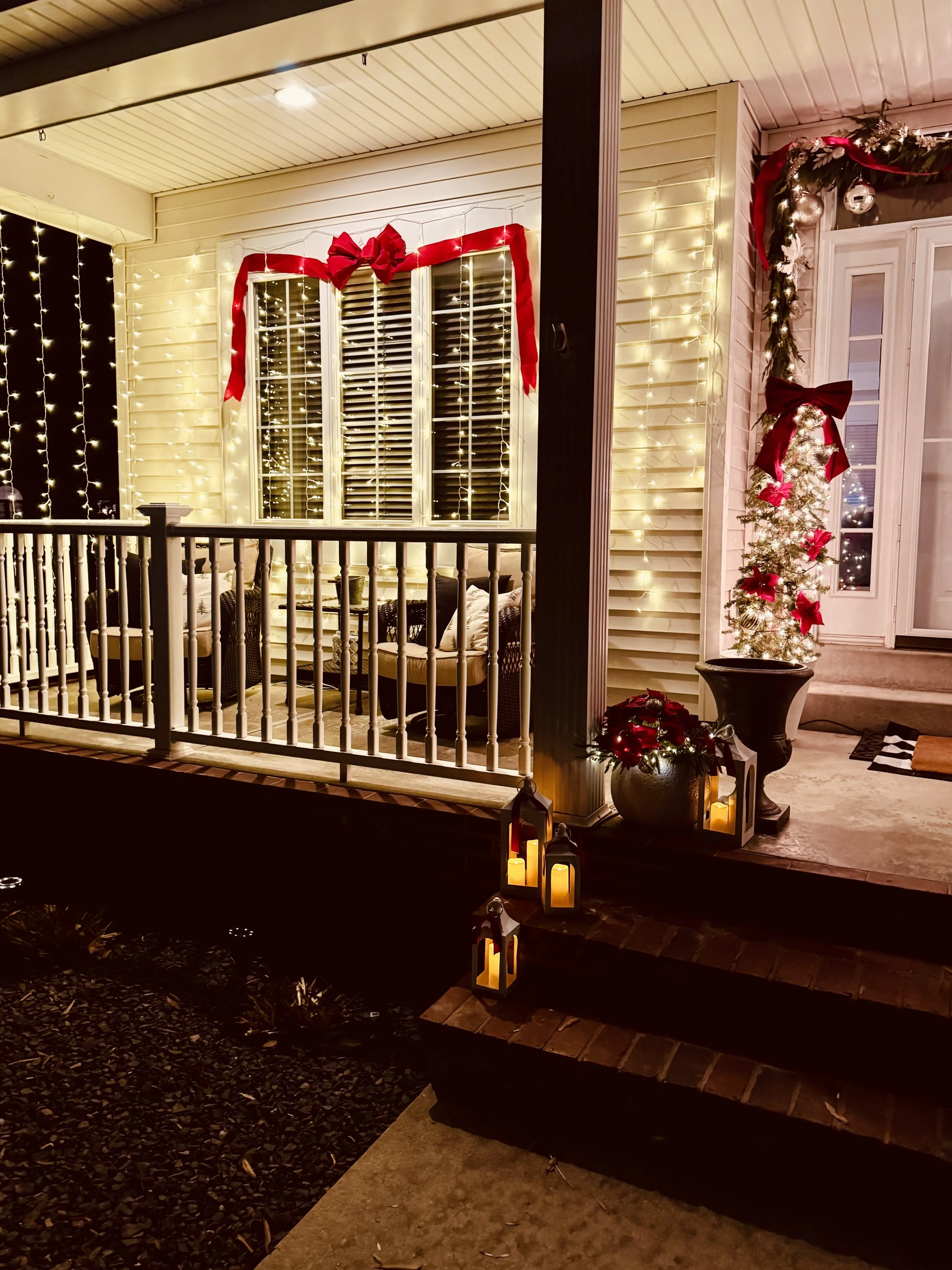 Christmas Lights & Holiday Porch Decorating in Lake Saint Louis, MO