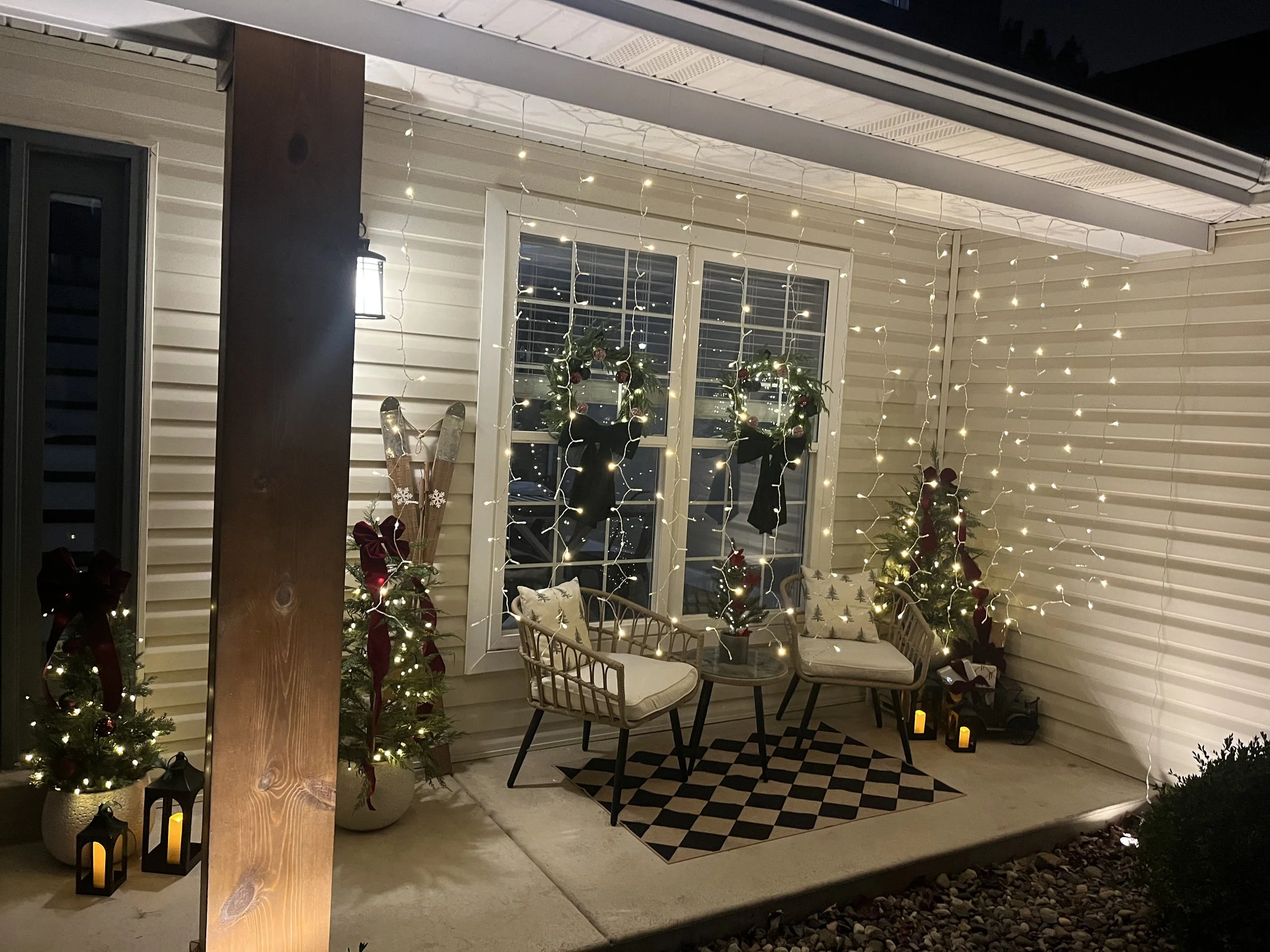 Holiday home decorations in Lake Saint Louis, MO