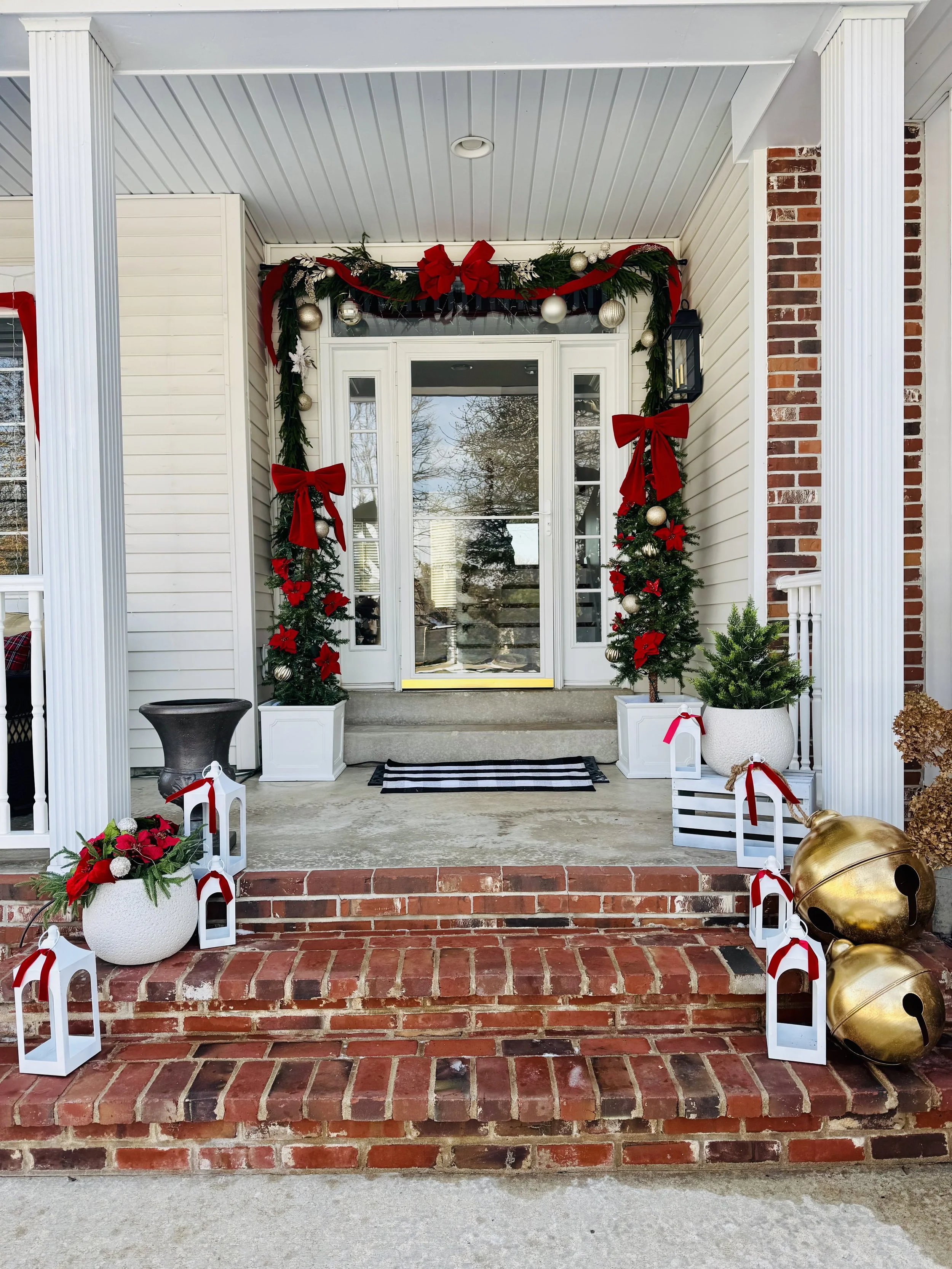 Festive, holiday porch decorating company in Lake Saint Louis, MO