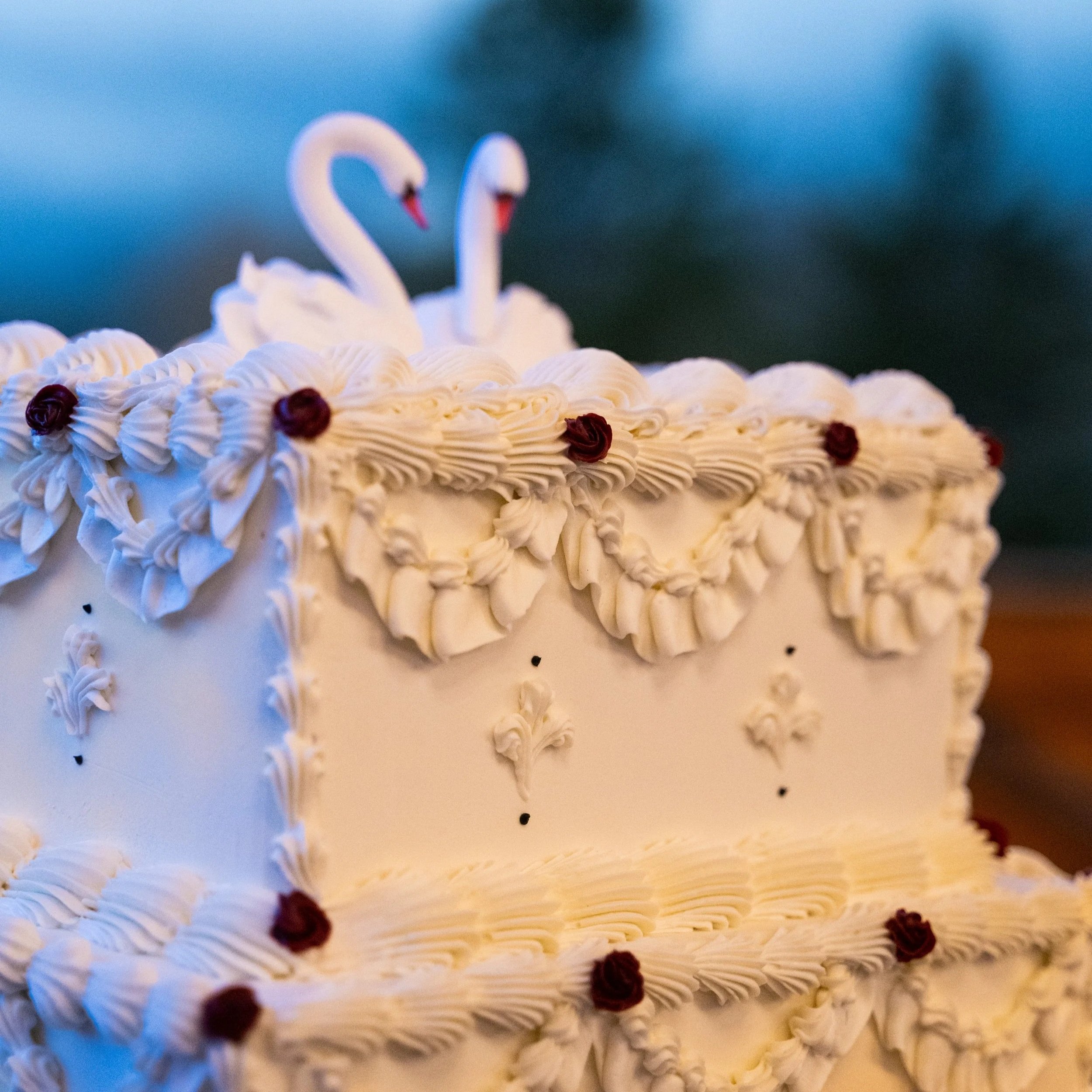 A wedding cake decorated with swans at a Montana wedding