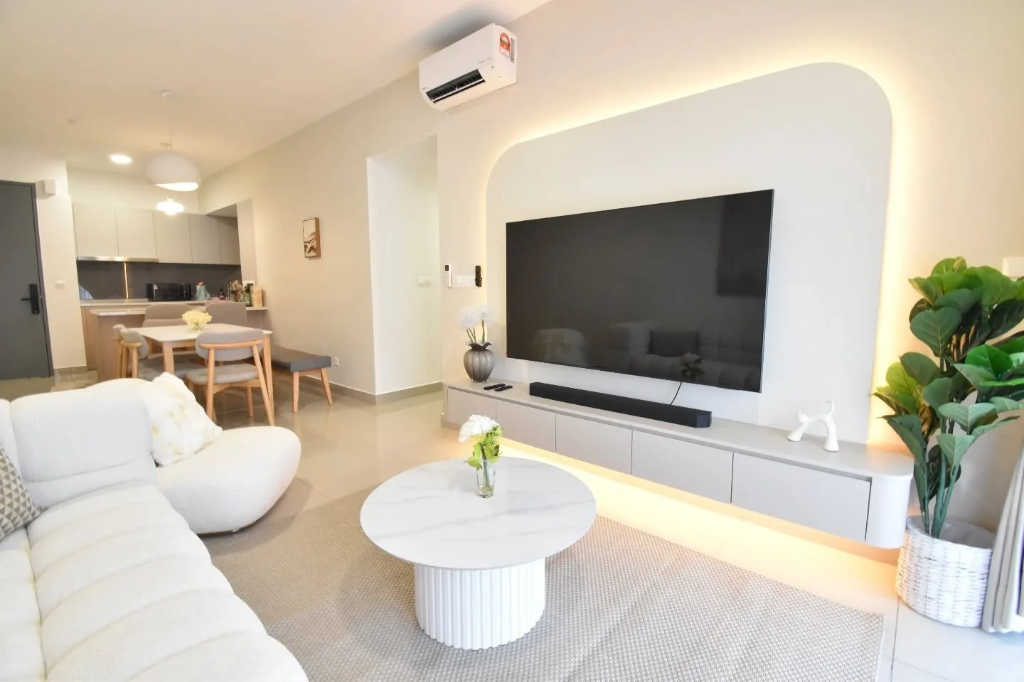 I Beg You&hellip; Don&rsquo;t Try Warm Minimalist Interior Or you won't want to leave your house again. 🏡🤍 😭✨ 

📍 Location: M Arisa &ndash; Type D
🎨 Style: Warm Minimalist

After a long day at work 💼
coming home to a calm, cozy, and clutter-fre