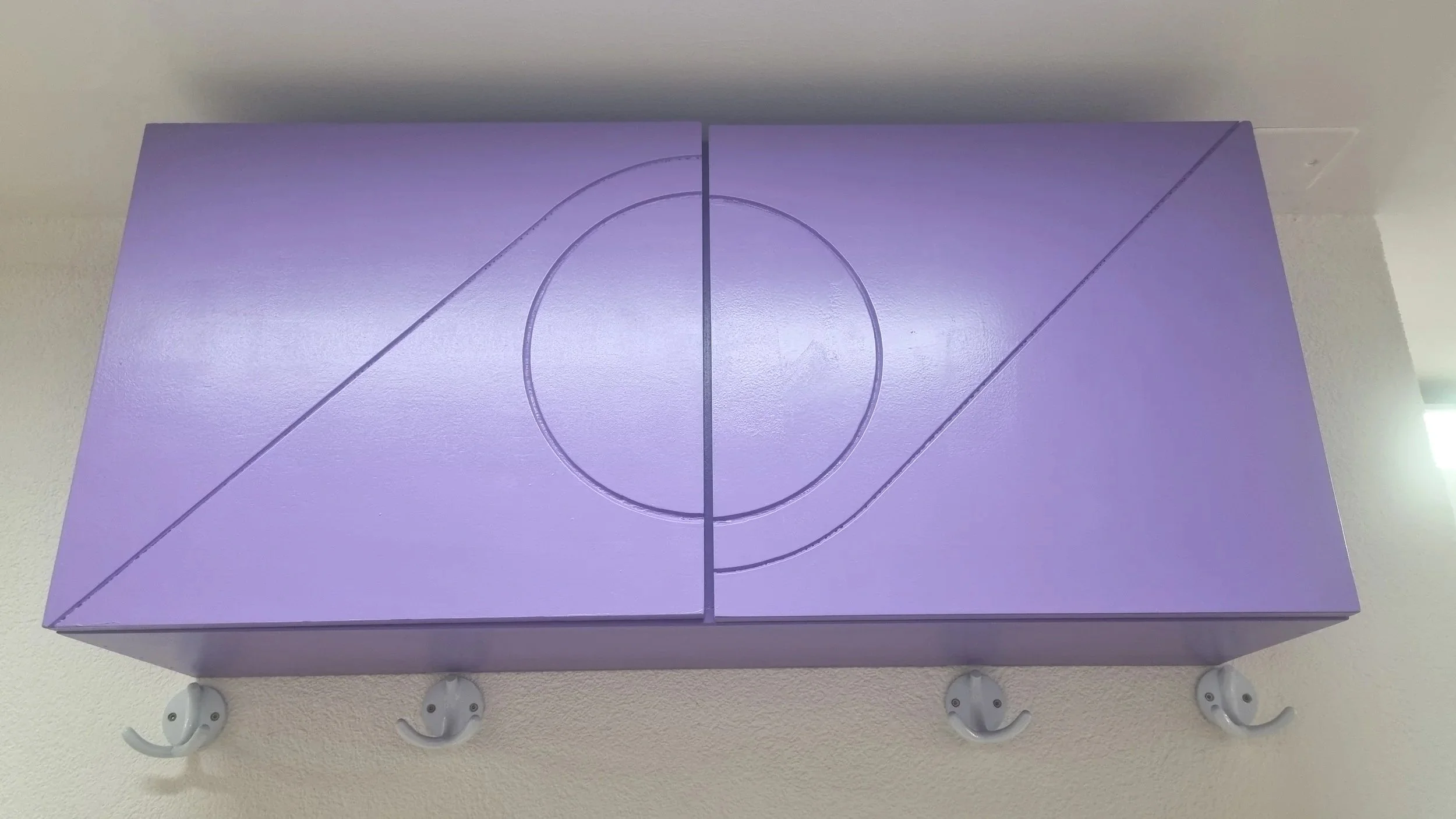 Wandschrank in violetter Farbe.