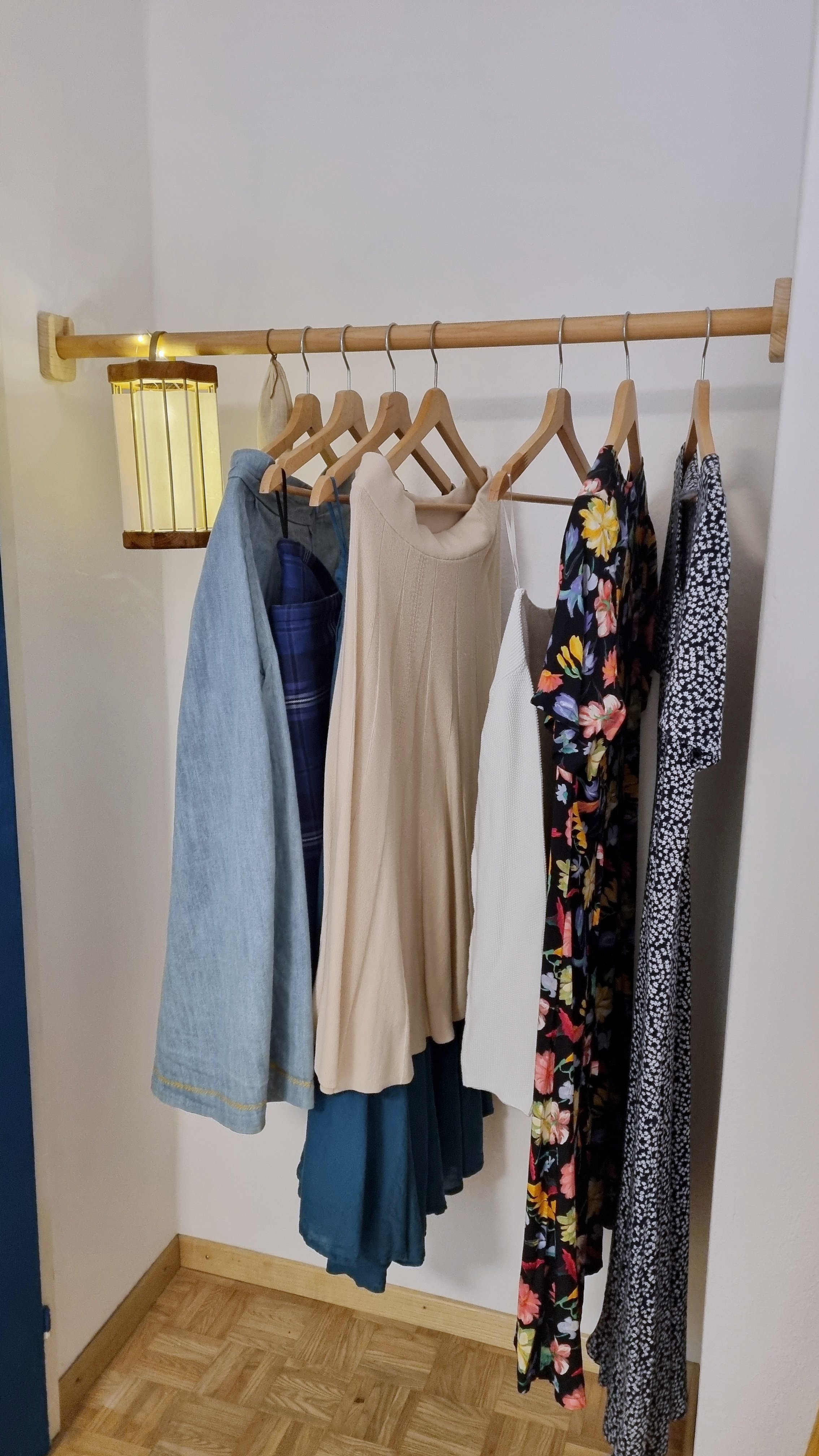 DIY-Anleitung: Eine stylische Kleiderstange aus Holz einfach selber bauen