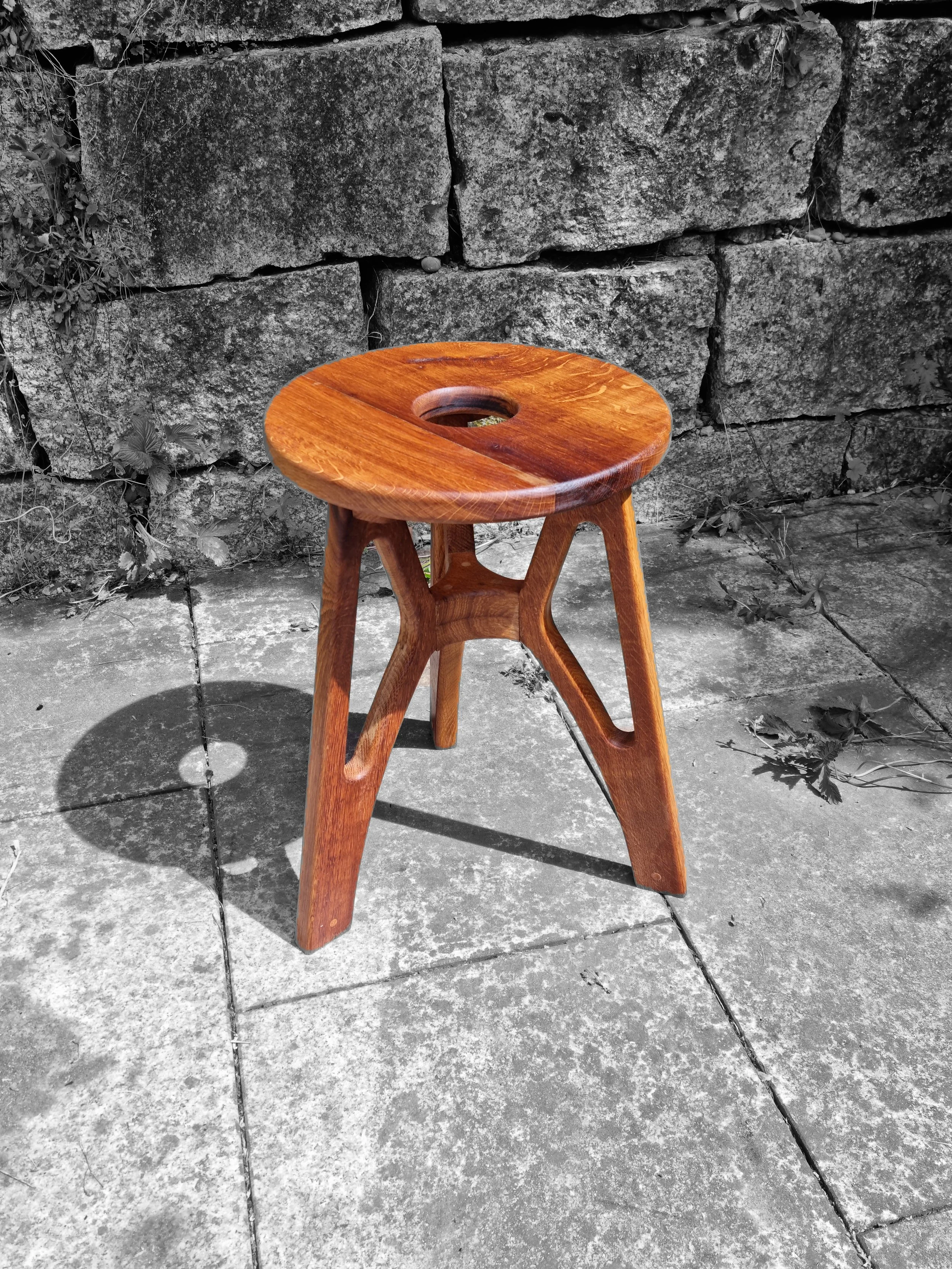 DIY Bauplan für Design-Hocker aus Eichenholz – Dreibein-Hocker zum Selberbauen.