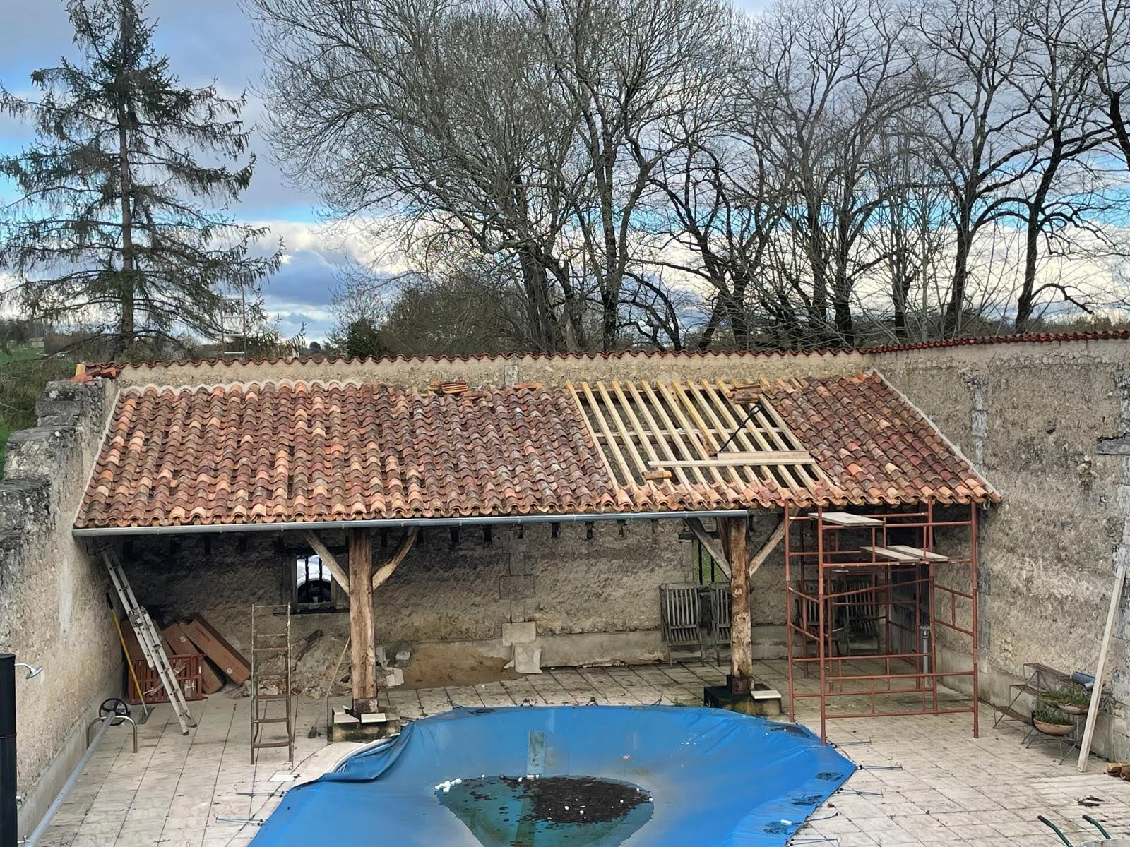 Handcrafted timber frame au vent under construction