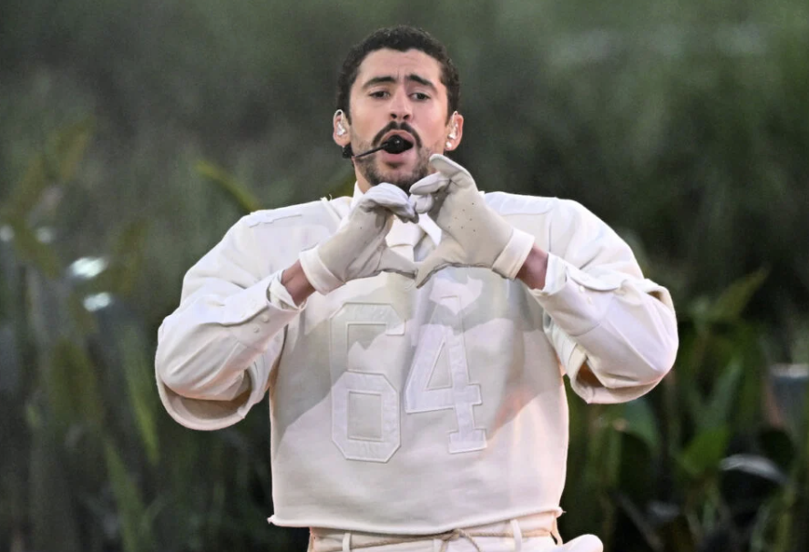 Super Bowl 2026 : Quand Bad Bunny redéfinit les codes vestimentiares