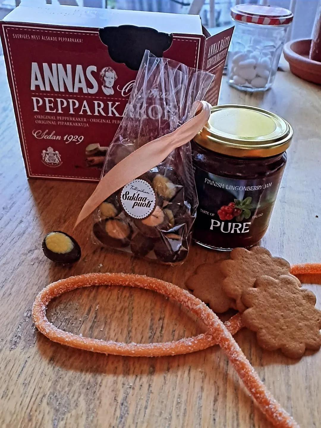 OK, so here are a few of my Finnish food finds from our delightful time away. 
Can you suggest what I could do with some exclusive chocolates from the incredibly beautiful Suklaapuoti chocolate shop, mango liquorice, Pepparkakor gingerbread (my absol