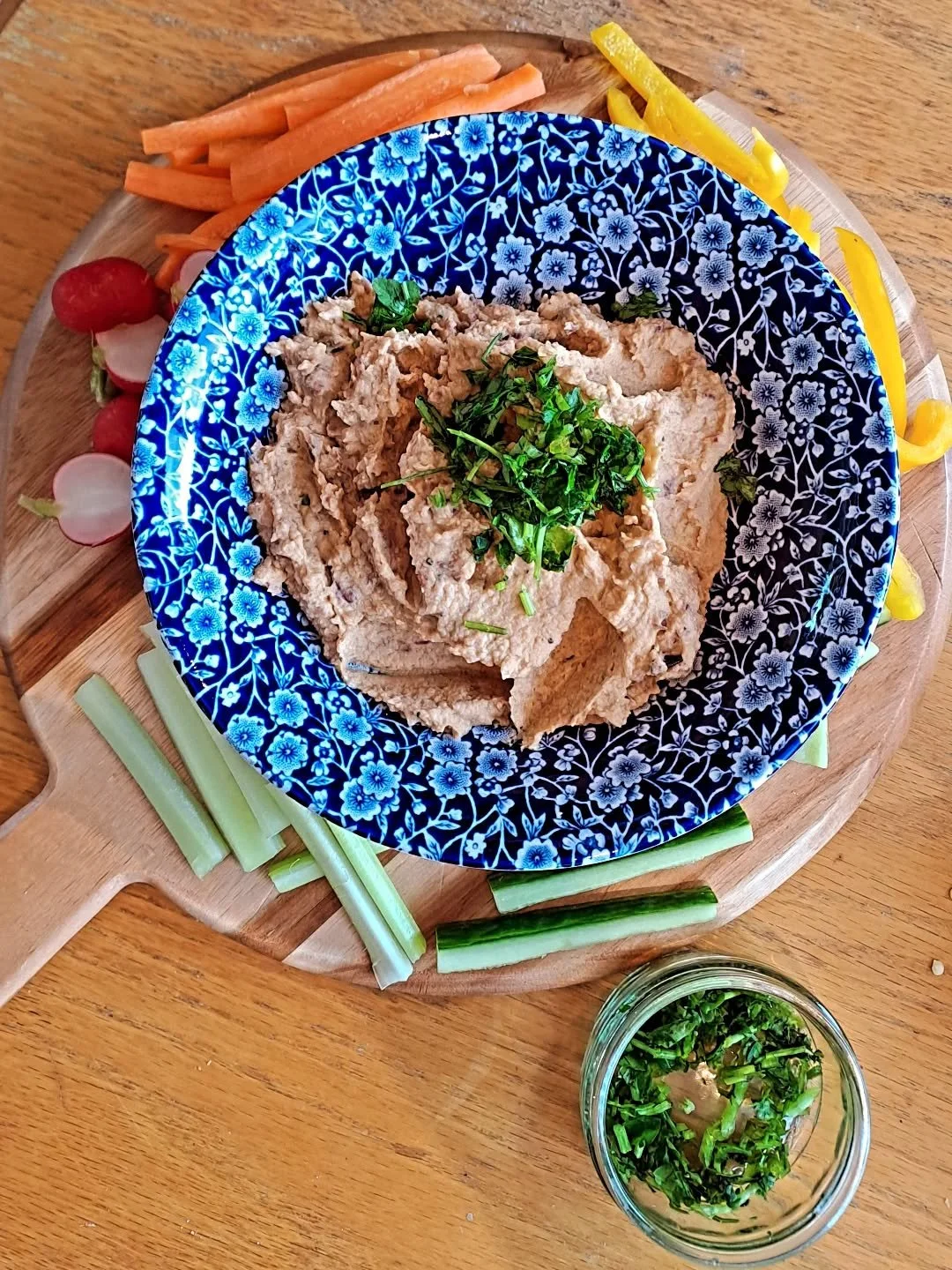 Proud of our Ben. Unit 1 of his Duke of Edinburgh Award teenagers cookery course with Leiths, done! Knife skills, hygiene and making caramelised onion hummus with crudites.
Just another 12 units to go!🫣

#leiths 
#cookery 
#cookeryskills