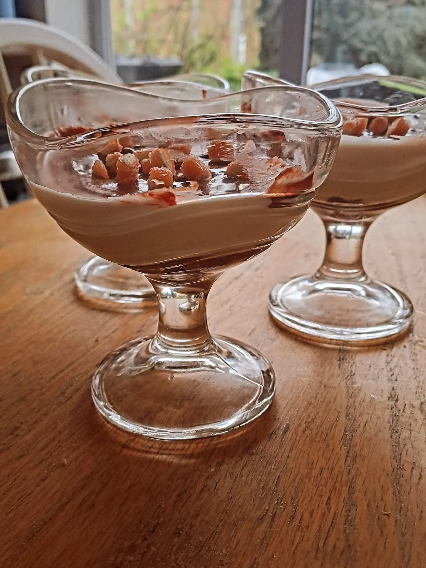 Ready, Steady Nordic Delight! Here's what I made with those 4 ingredients acquired from our Finland visit - crushed gingerbread biscuits mixed with melted butter for the base, a cream cheese and icing sugar layer, topped with the mixed melted exclusi