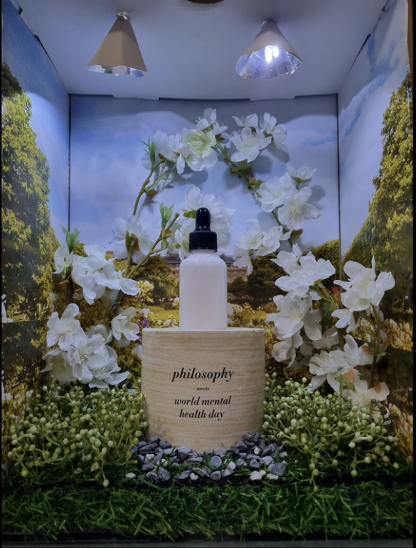 The concept focused on mental well-being through the idea of reconnecting with nature. Mental health is often associated with slowing down and taking a moment to breathe, so the display was designed to evoke a calm, outdoor environment. Natural eleme