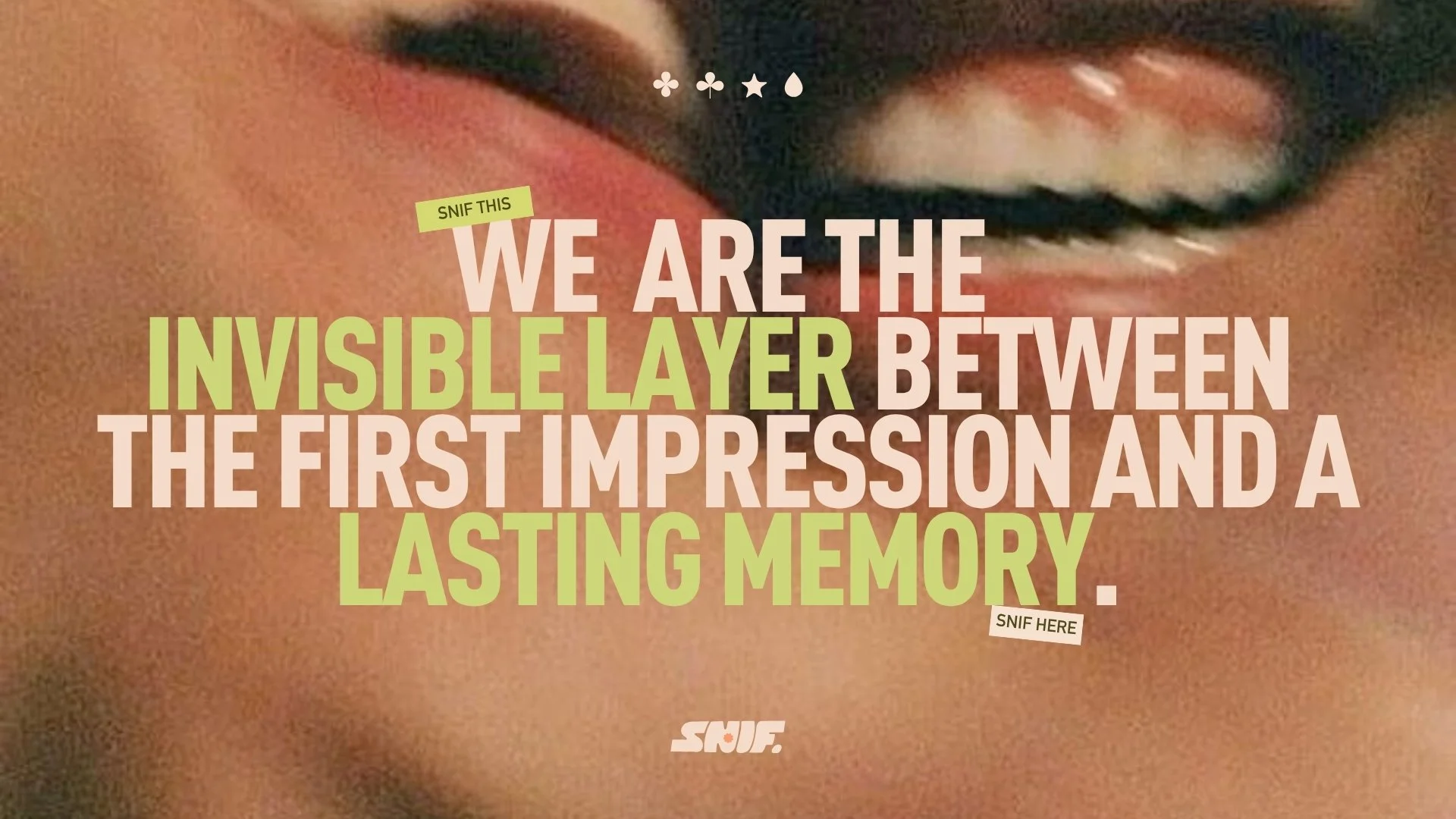 Close-up van een persoon die glimlacht met de tekst: 'We are the invisible layer between the first impression and a lasting memory.'