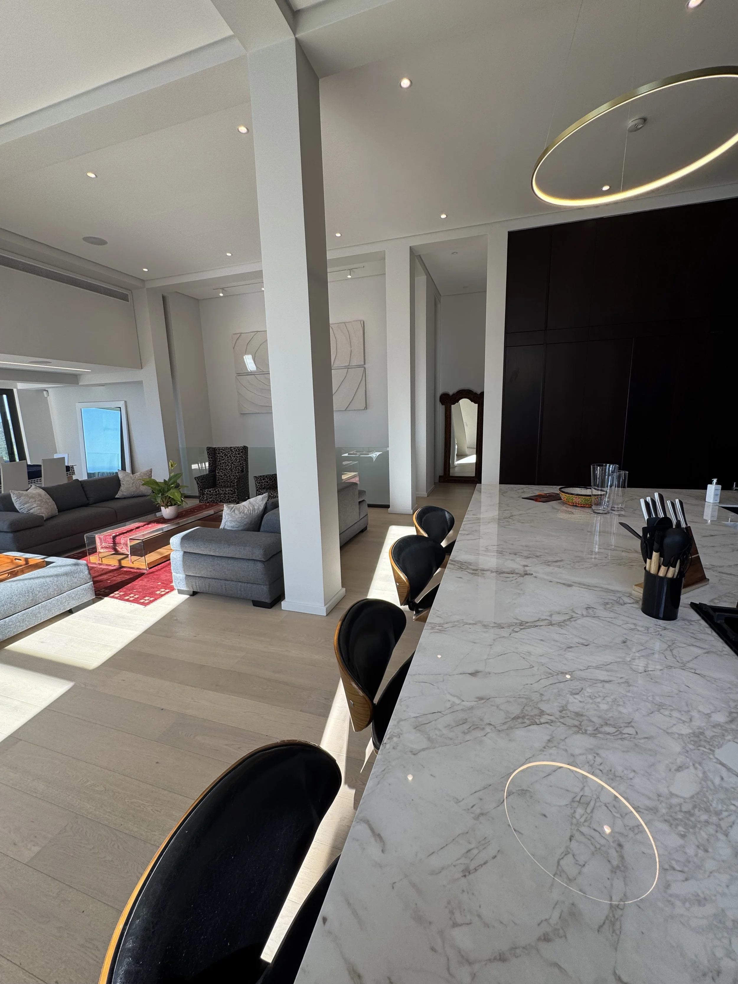 Kitchen & Upper Lounge