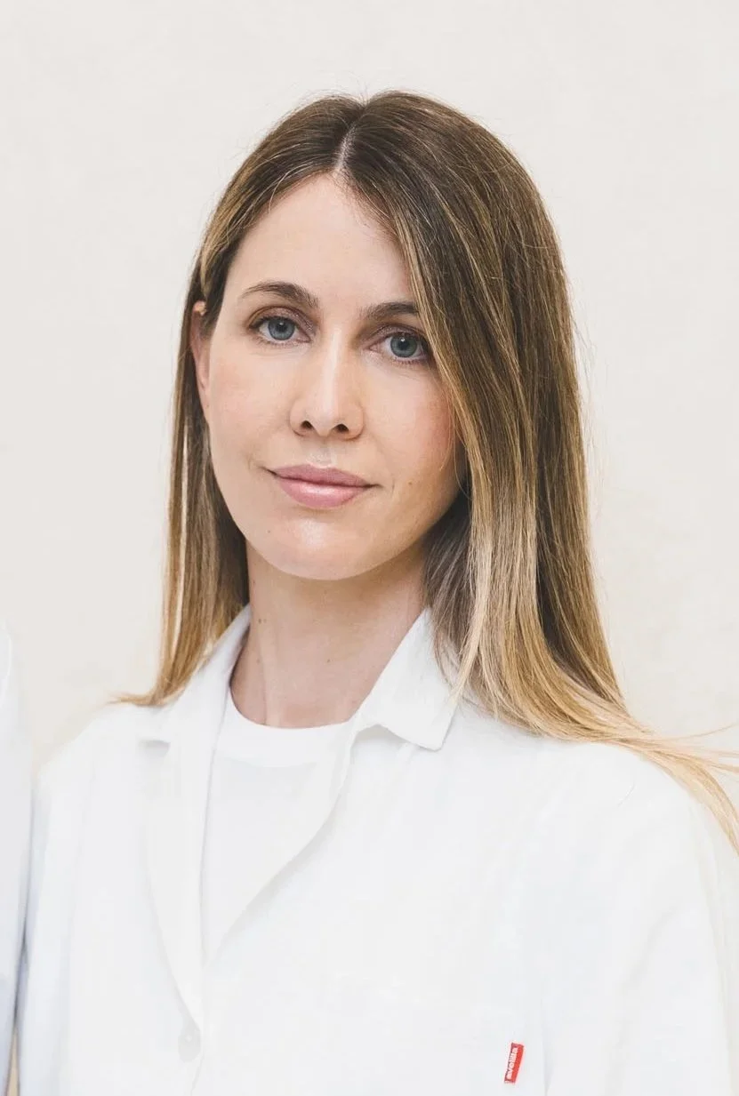 Dra. Cristina Marín Lambíes, oftalmóloga especialista en cirugía de cataratas y retina en la clínica MARÍN Oftalmología de Valencia, en su consulta