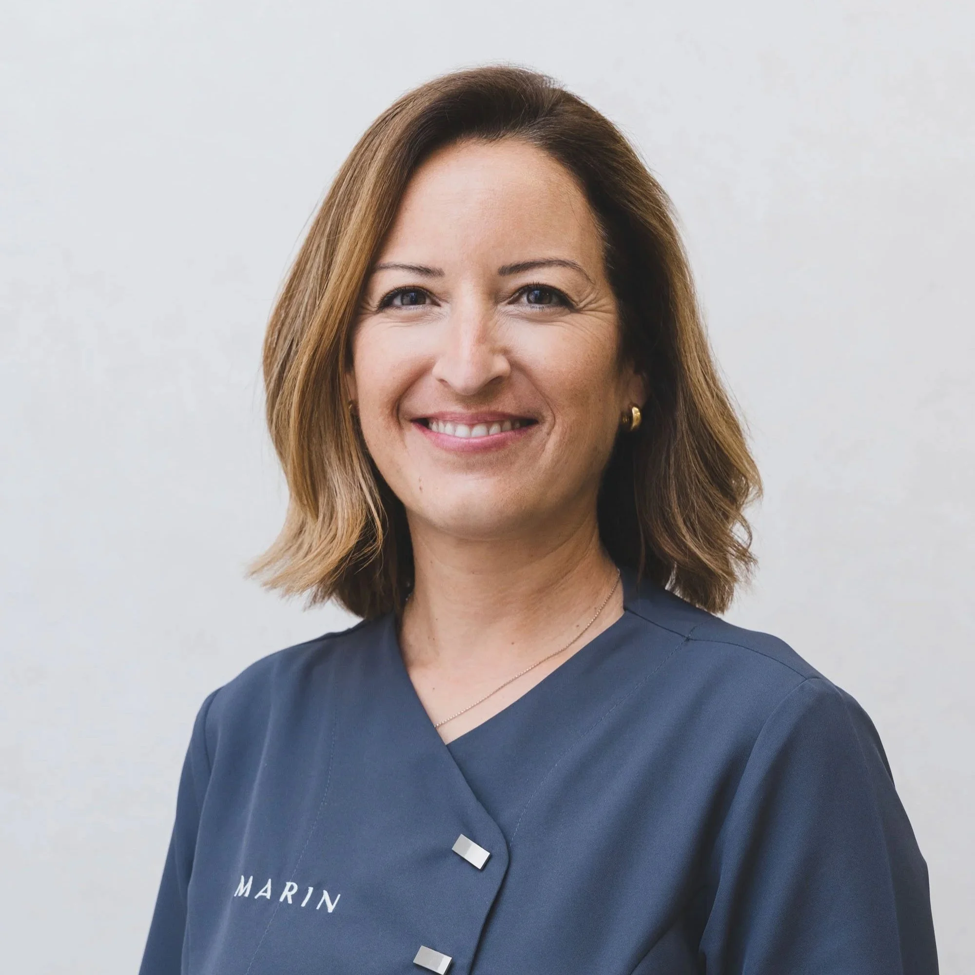 Olga Ribera, responsable de atención al paciente en MARIN Oftalmología, ofreciendo una bienvenida personalizada en la clínica de Valencia.