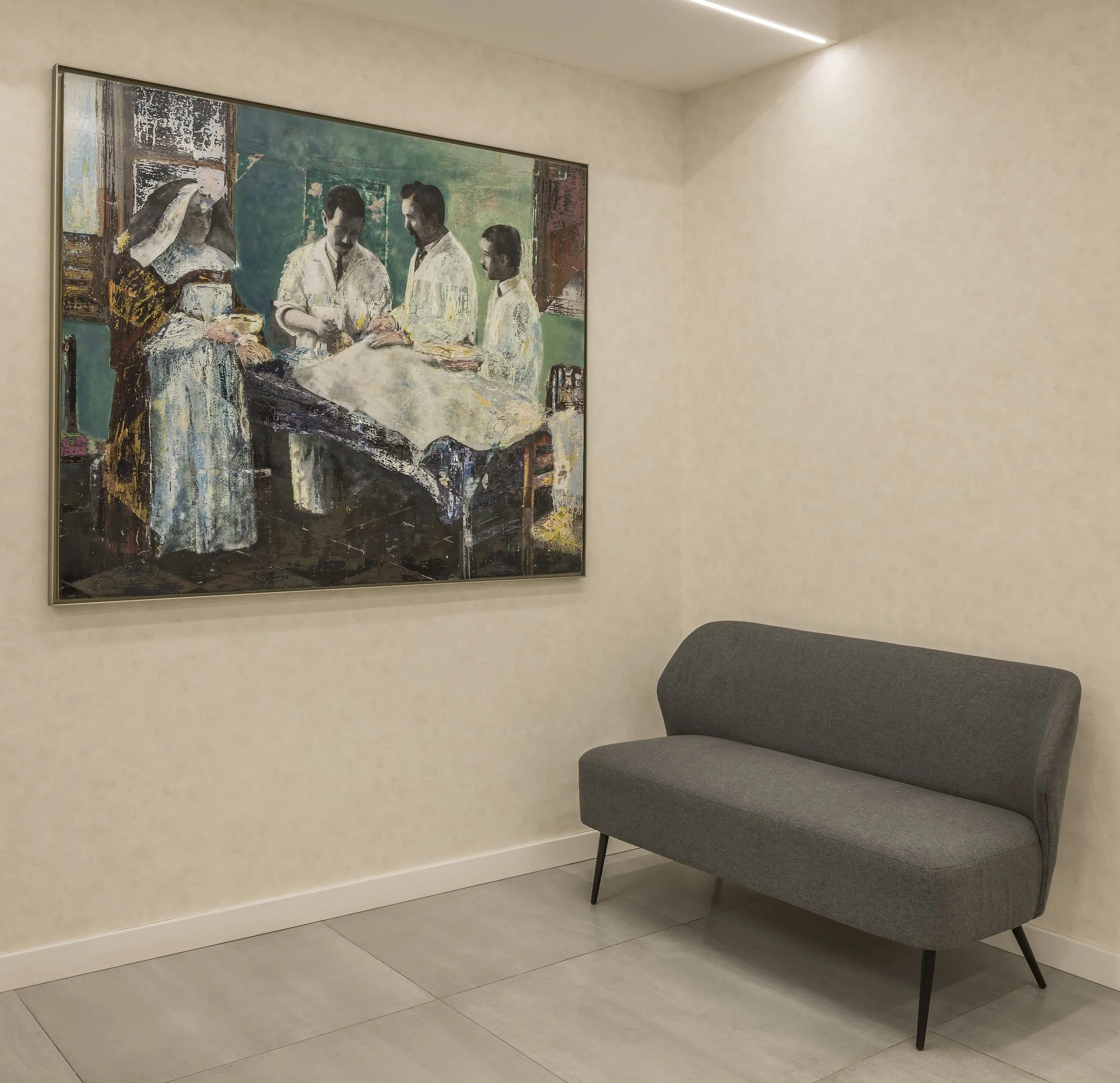Cuadro en la pared que muestra a varias personas en lo que parece ser una consulta o reunión, con un fondo de colores verdes y azules, en una sala con paredes de color beige y suelo de cerámica.