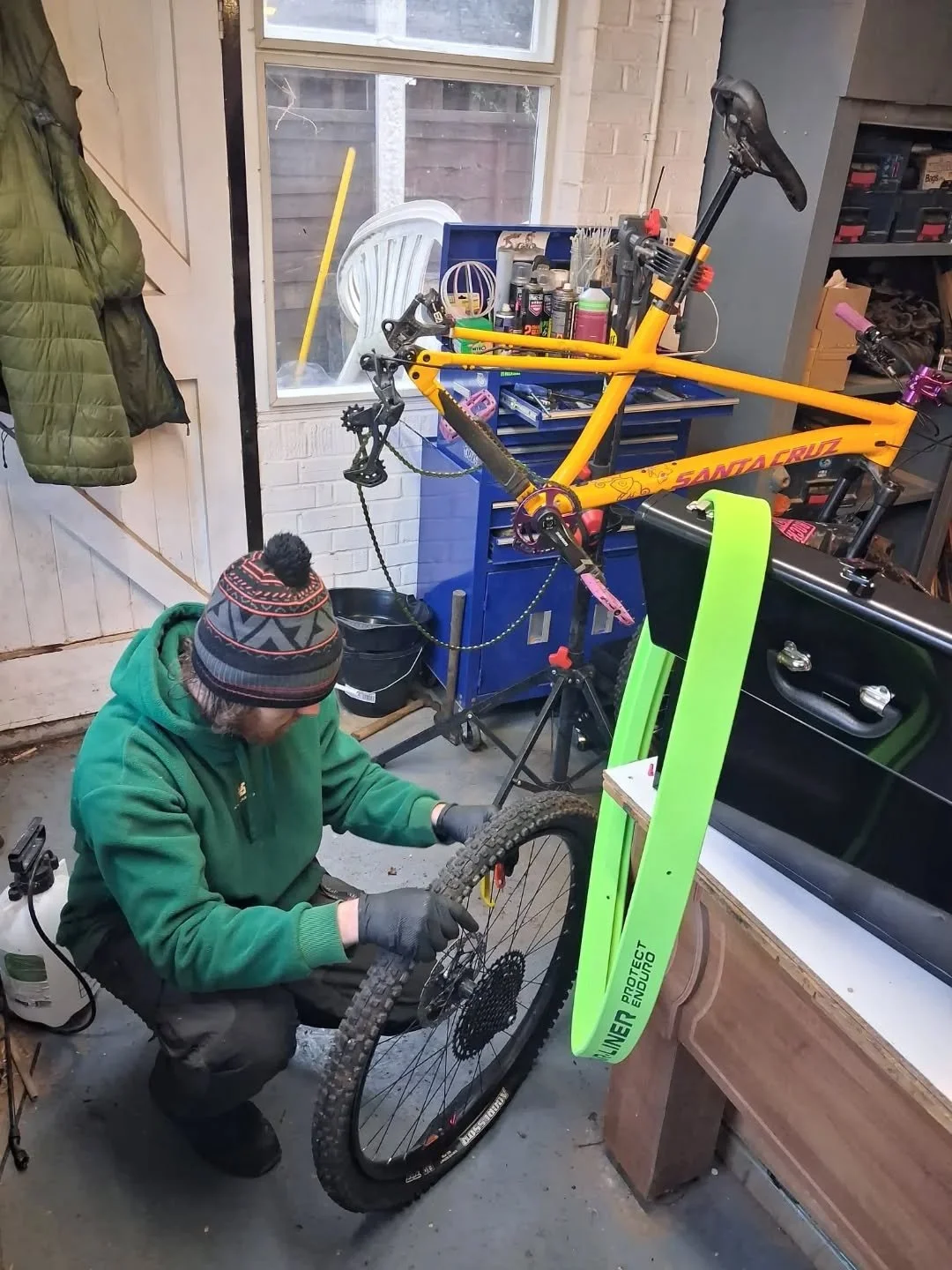 I Had a good wrestle with a vittoria airliner insert this afternoon. Deffo testing the grip strength  out 😅 but if your inclined to ride rocky ground and you want your nice wheels to stay nice this is a must have!  Contact me on WhatsApp 07561 76235