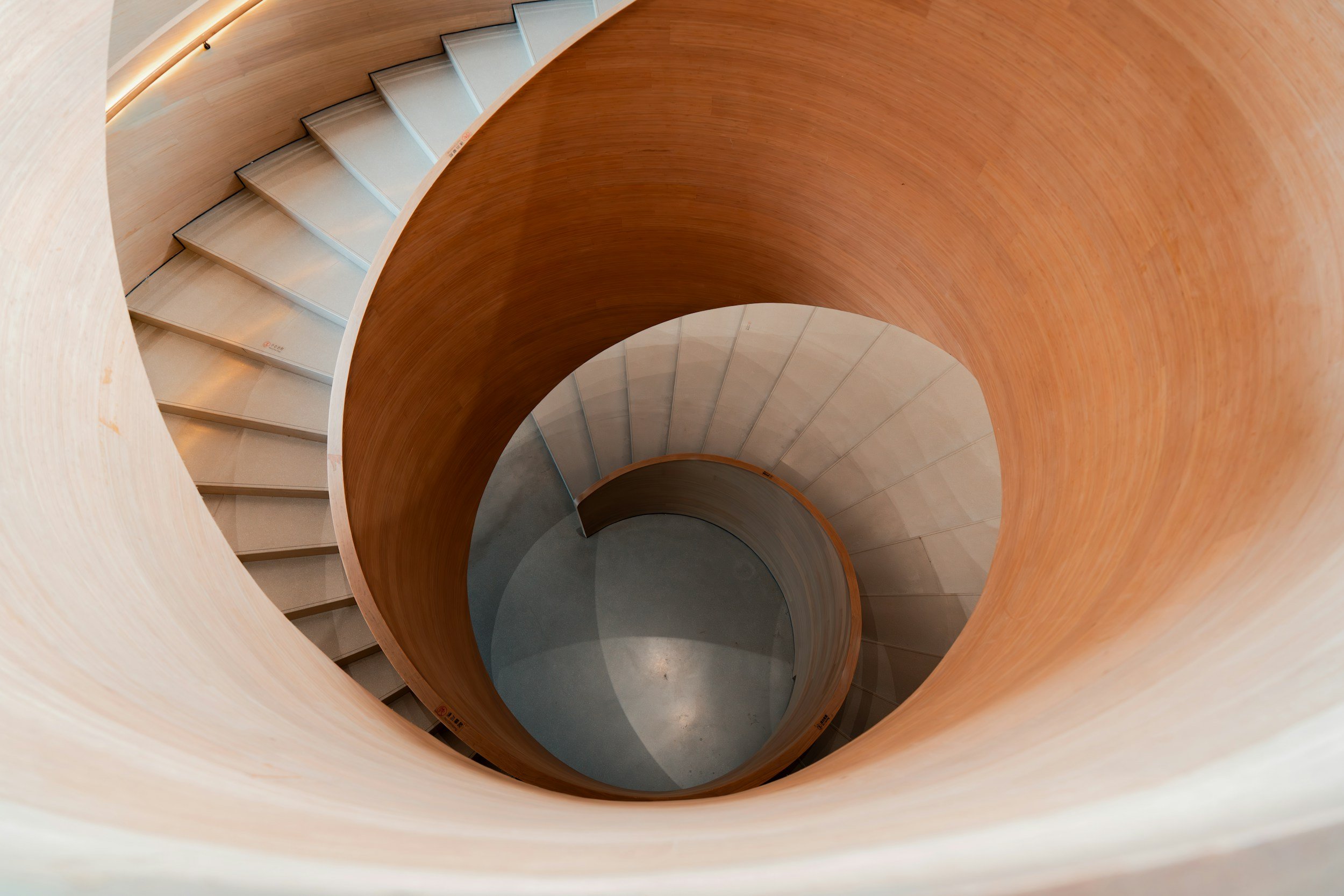 Spiral staircase in wood and metal, combining elegant curves with contemporary industrial design.