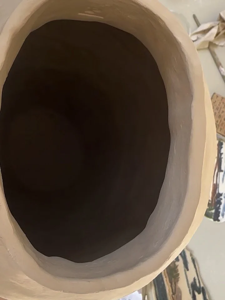 Nieuwe pot klaar van porselein. Dit is de 1e pot die ik gemaakt heb met porselein, wat met handvormen een kleine uitdaging is. Maar ze is af! Ik ben heel benieuwd hoe de pot straks uit de oven komt. Ik heb deze porselein nog niet eerder gebruikt. 
Nu