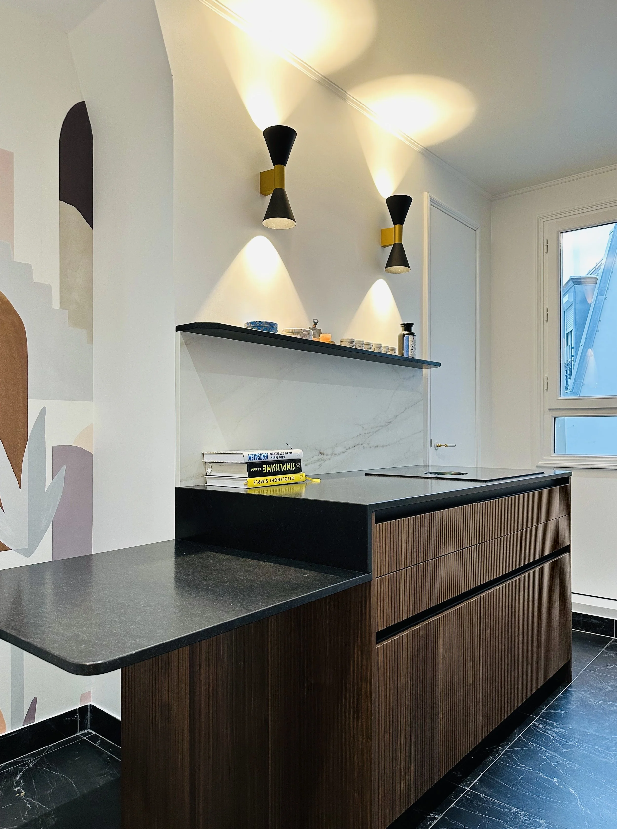 Salle de bain moderne avec miroir rond, lavabo rectangulaire, robinet moderne, et douche avec paroi en verre.