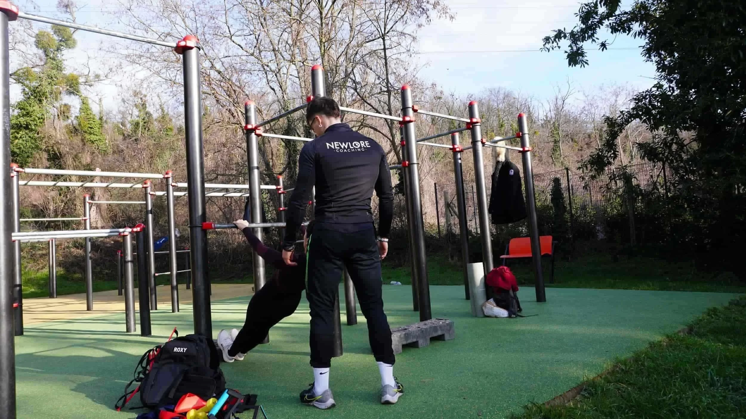 Coach sportif donnant une séance d’entraînement en extérieur à Noisy-Le-Grand, guidant un client lors d’exercices de remise en forme et perte de poids