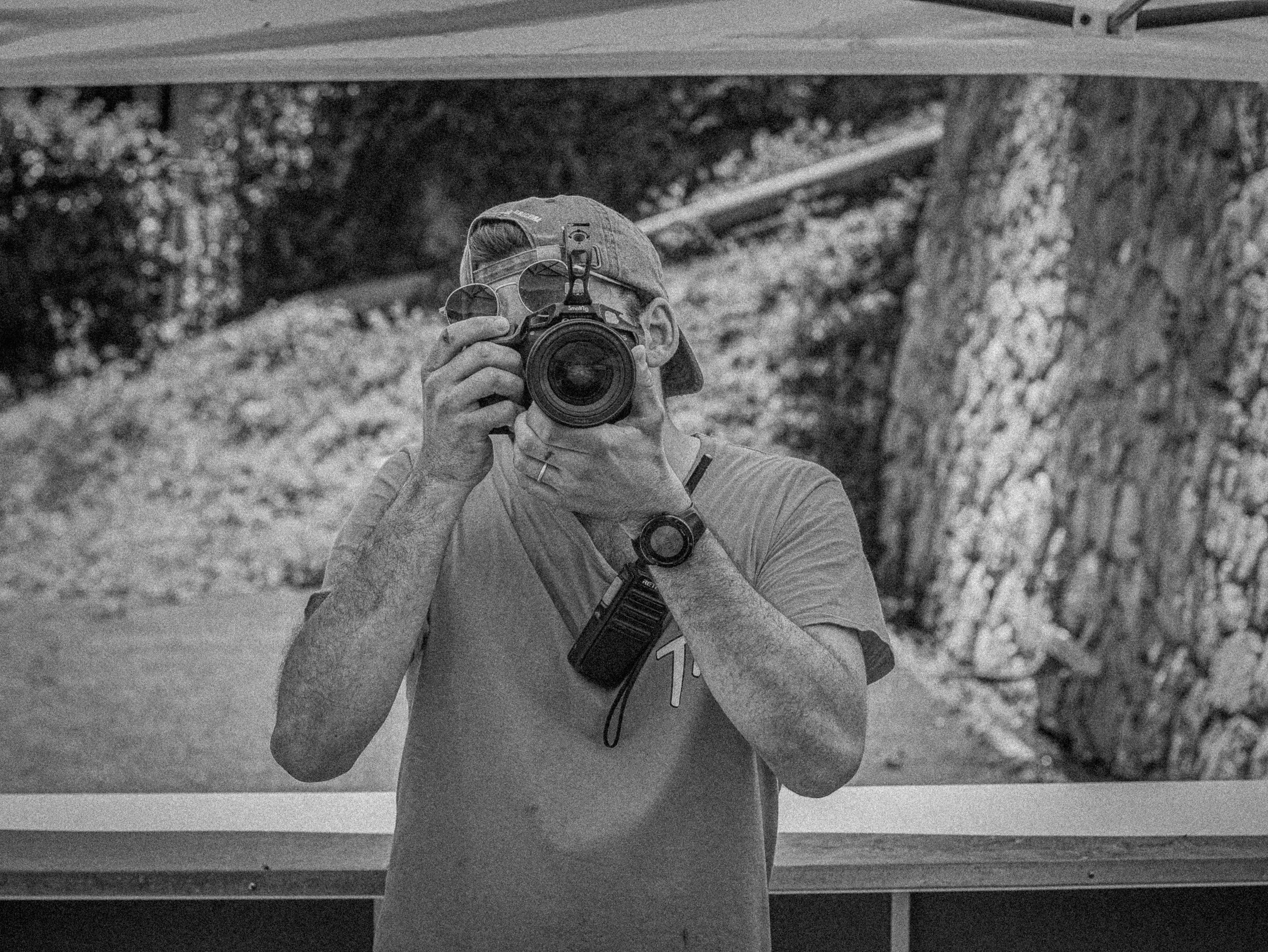 Portrait du photographe en pleine action sur un festival.