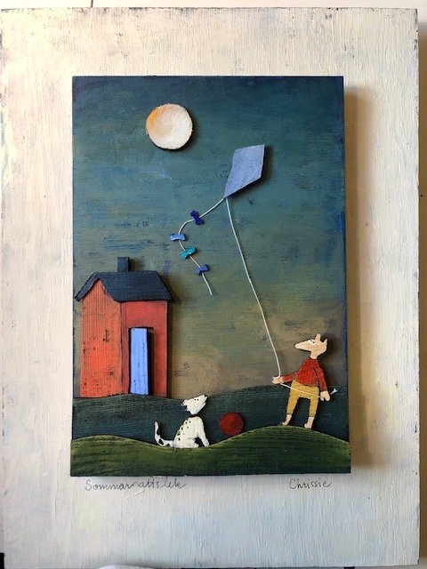 En målning av en pojke som flyger en drake, med ett hus, hund, boll och en måne i bakgrunden.