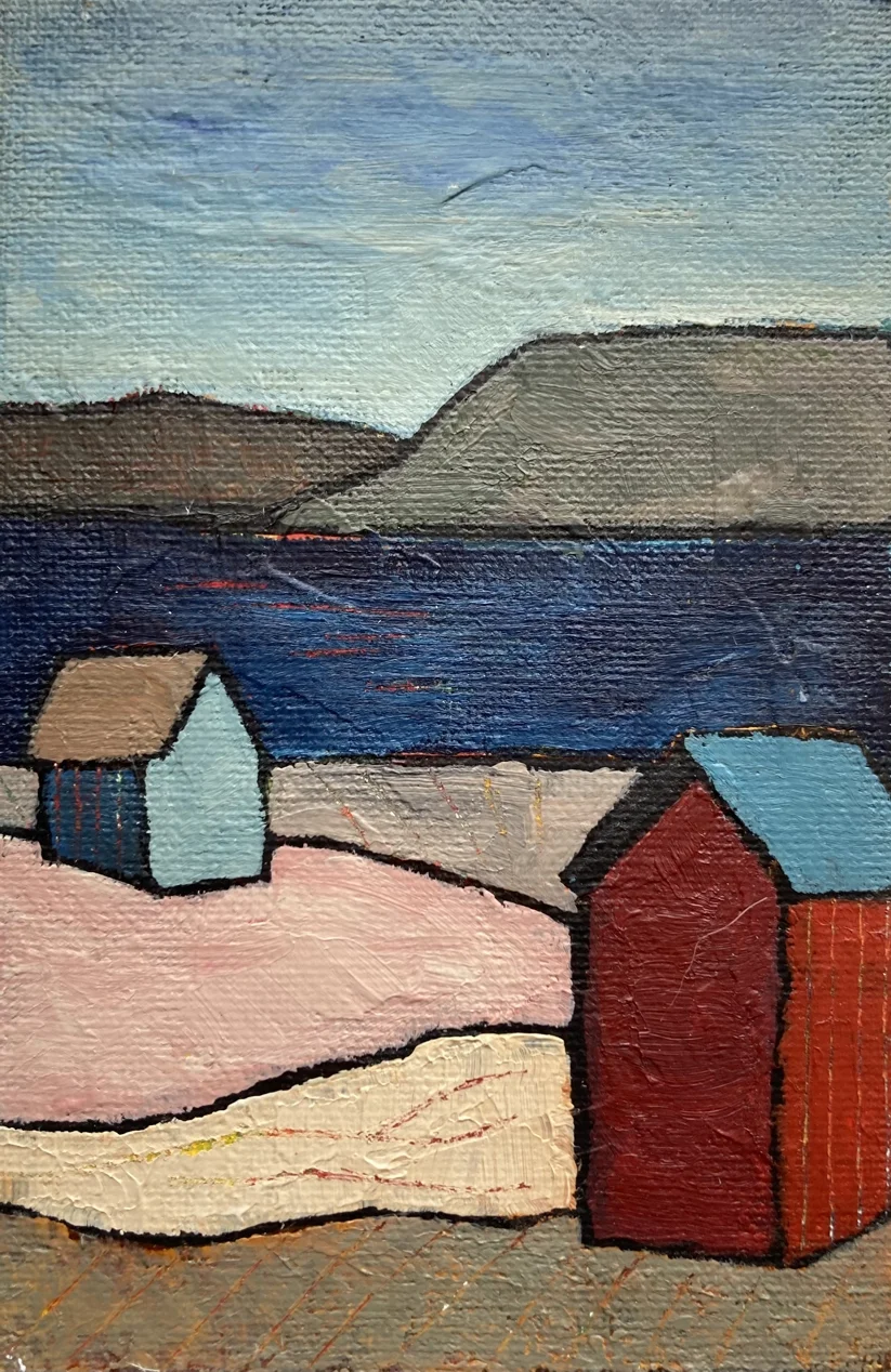 En oljemålning av ett landskap med två små hus, vatten och kullar i bakgrunden, i en kubistisk stil med tydliga linjer och block av färg.