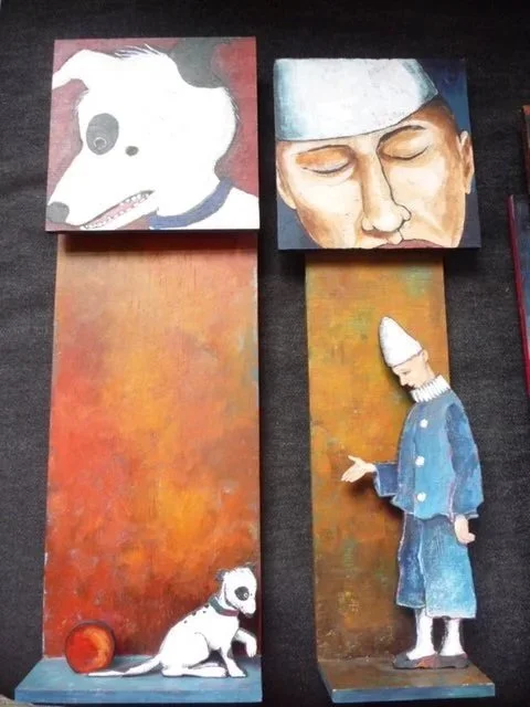 Fyra målningar. Två abstrakta porträtt, ett av en hund och ett av ett mänskligt ansikte, och två figurativa målningar av en hund och ett barn som håller en boll.