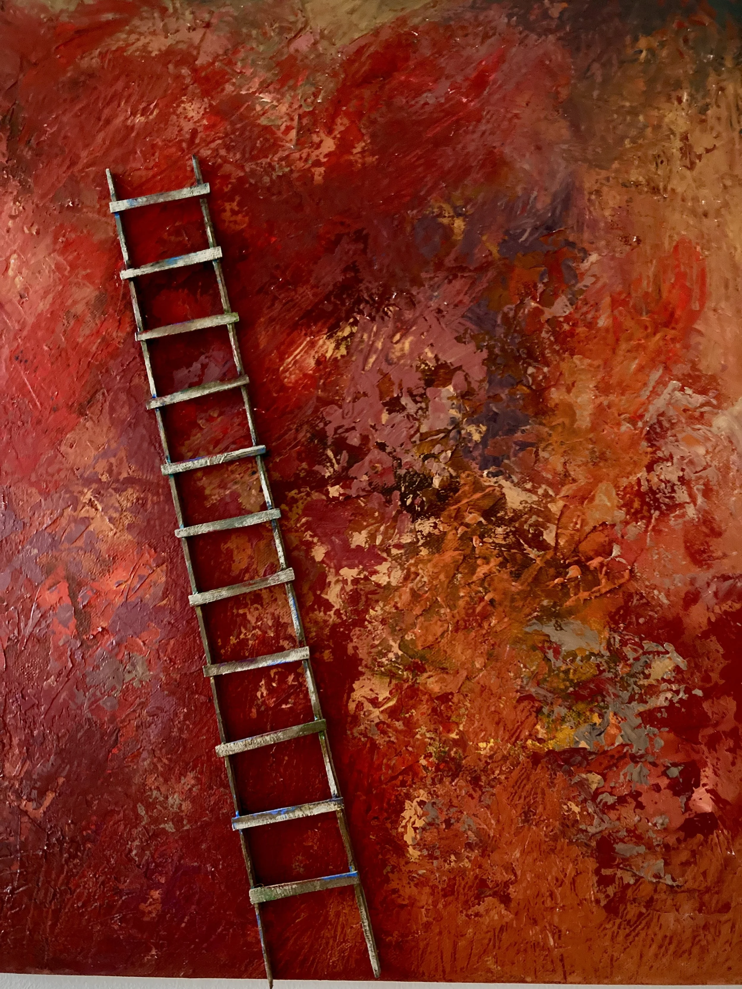 En konstnärlig målning med röda, orangea och bruna nyanser och en silverfärgad stege som ligger diagonalt över målningen.