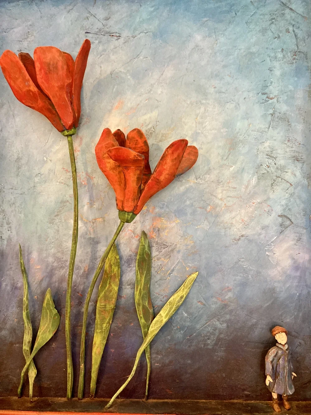 Målning av tre röda blommor med gröna stjälkar och blad, samt en liten figur av en pojke i dräkt på högra sidan.